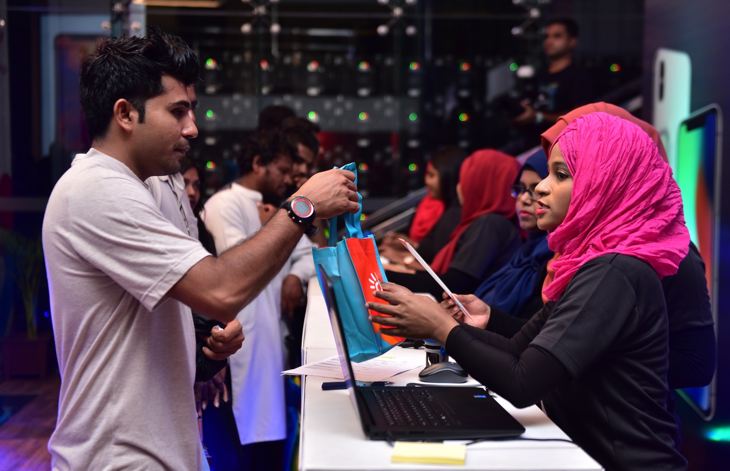 މާލެ: ޑިސެމްބަރު 1، 2017- އައިފޯން 10 ދިރާގުން ރަސްމީކޮށް މިރޭ ވިއްކަން ފެށުމާ ގުޅިގެން އެ ފޯން ވިއްކުމުގައި އެ ކުންފުނީގެ މުވައްޒަފުން ހަރަކާތްތެރިވަނީ: ޕްރީ އޯޑަރަށް ހުޅުވާލުމުން ގިނަ ބަޔަކު އައިފޯން 10 ހޯދުމަށް ބުކްކުރި.---ފޮޓޯ: ހުސެއިން ވަހީދު/މިހާރު