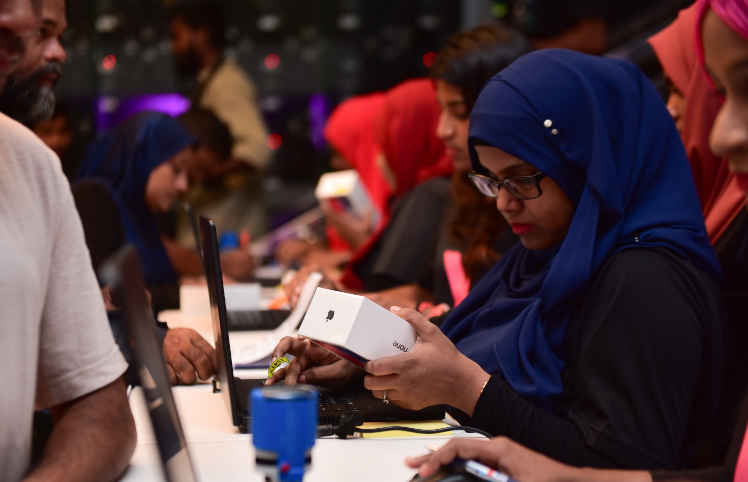 މާލެ: ޑިސެމްބަރު 1، 2017- އައިފޯން 10 ދިރާގުން ރަސްމީކޮށް މިރޭ ވިއްކަން ފެށުމާ ގުޅިގެން އެ ފޯން ވިއްކުމުގައި އެ ކުންފުނީގެ މުވައްޒަފުން ހަރަކާތްތެރިވަނީ: ޕްރީ އޯޑަރަށް ހުޅުވާލުމުން ގިނަ ބަޔަކު އައިފޯން 10 ހޯދުމަށް ބުކްކުރި.---ފޮޓޯ: ހުސެއިން ވަހީދު/މިހާރު