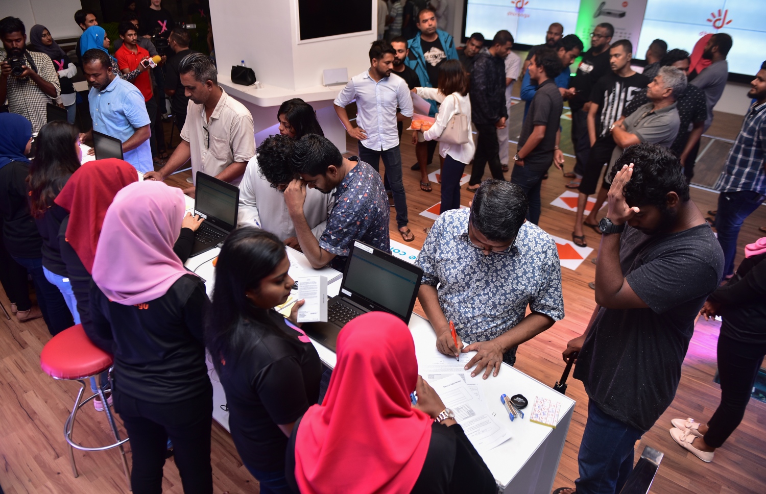 މާލެ: ޑިސެމްބަރު 1، 2017- އައިފޯން 10 ދިރާގުން ރަސްމީކޮށް މިރޭ ވިއްކަން ފެށުމާ ގުޅިގެން އެ ފޯން ވިއްކުމުގައި އެ ކުންފުނީގެ މުވައްޒަފުން ހަރަކާތްތެރިވަނީ: ޕްރީ އޯޑަރަށް ހުޅުވާލުމުން ގިނަ ބަޔަކު އައިފޯން 10 ހޯދުމަށް ބުކްކުރި.---ފޮޓޯ: ހުސެއިން ވަހީދު/މިހާރު