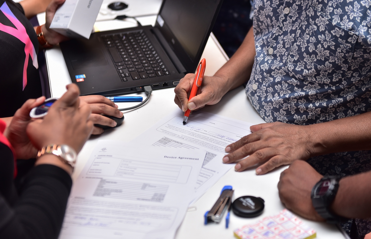 މާލެ: ޑިސެމްބަރު 1، 2017- އައިފޯން 10 ދިރާގުން ރަސްމީކޮށް މިރޭ ވިއްކަން ފެށުމާ ގުޅިގެން އެ ފޯން ގަތް މީހަކު ފޯމްގައި ސޮއިކުރަނީ: ޕްރީ އޯޑަރަށް ހުޅުވާލުމުން ގިނަ ބަޔަކު އައިފޯން 10 ހޯދުމަށް ބުކްކުރި.---ފޮޓޯ: ހުސެއިން ވަހީދު/މިހާރު