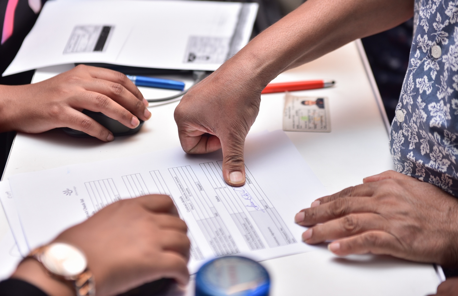 މާލެ: ޑިސެމްބަރު 1، 2017- އައިފޯން 10 ދިރާގުން ރަސްމީކޮށް މިރޭ ވިއްކަން ފެށުމާ ގުޅިގެން އެ ފޯން ގަތް މީހަކު ފޯމްގައި އިނގިލީގެ ނިޝާން ޖަހަނީ: ޕްރީ އޯޑަރަށް ހުޅުވާލުމުން ގިނަ ބަޔަކު އައިފޯން 10 ހޯދުމަށް ބުކްކުރި.---ފޮޓޯ: ހުސެއިން ވަހީދު/މިހާރު