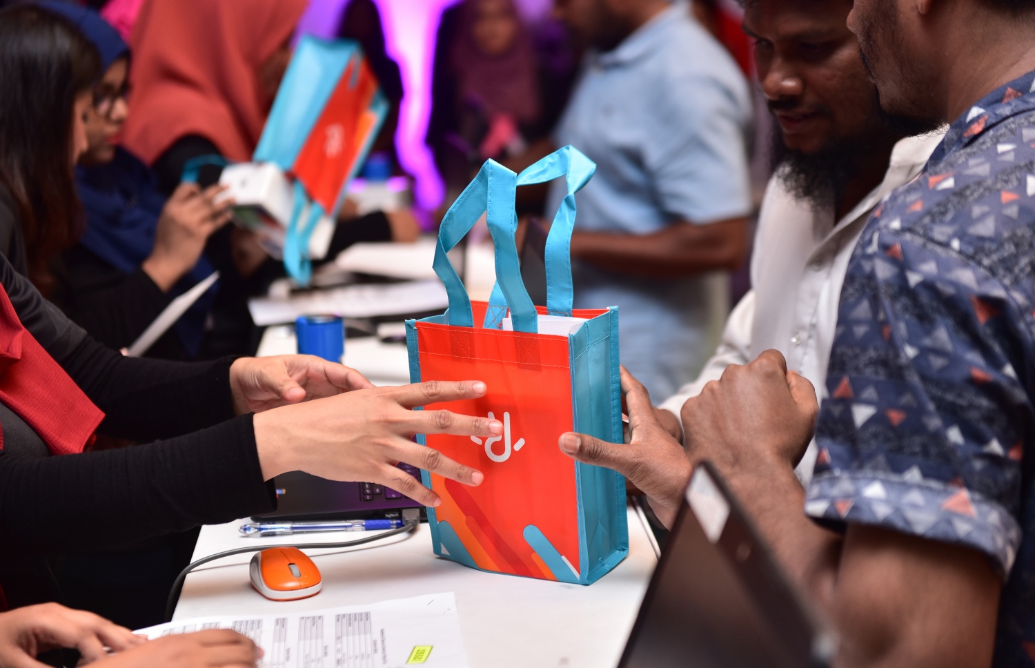 މާލެ: ޑިސެމްބަރު 1، 2017- އައިފޯން 10 ދިރާގުން ރަސްމީކޮށް މިރޭ ވިއްކަން ފެށުމާ ގުޅިގެން އެ ފޯން ވިއްކުމުގައި އެ ކުންފުނީގެ މުވައްޒަފުން ހަރަކާތްތެރިވަނީ: ޕްރީ އޯޑަރަށް ހުޅުވާލުމުން ގިނަ ބަޔަކު އައިފޯން 10 ހޯދުމަށް ބުކްކުރި.---ފޮޓޯ: ހުސެއިން ވަހީދު/މިހާރު