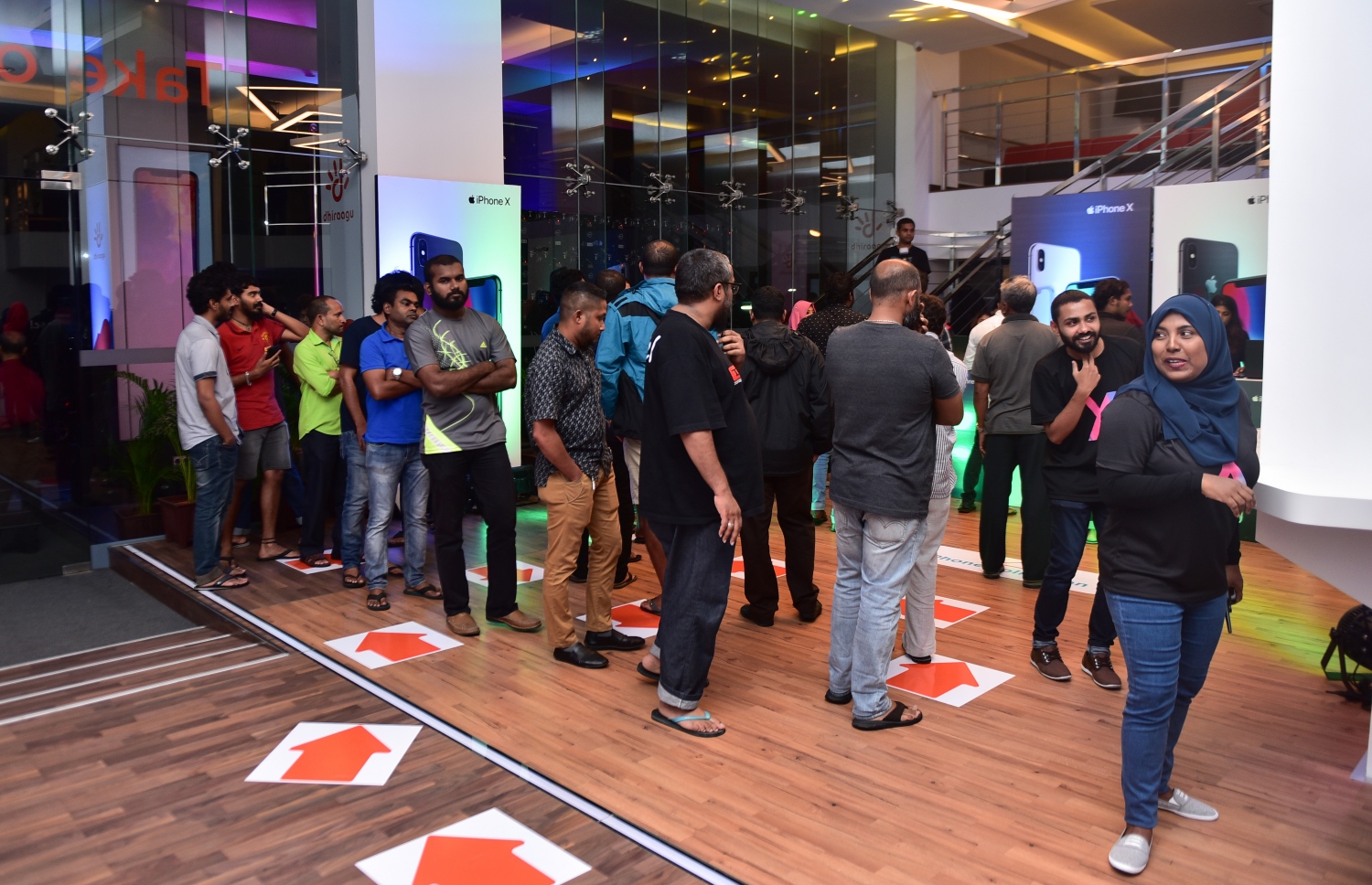 މާލެ: ޑިސެމްބަރު 1، 2017- އެޕަލްގެ އެންމެ ފަހުގެ އައިފޯނު 10 ދިރާގުން ރަސްމީކޮށް ވިއްކަން ފެށުމުން ދިރާގު ހެޑް އޮފީހުގައި ކިޔޫ ހަދައިގެން: ނޮވެމްބަރު 24 ވަނަ ދުވަހު އެ ކުންފުނިން ޕްރީ އޯޑަރަށް ހުޅުވާލުމުން ބުކްކުރި ފަރާތްތަކަށް ފޯނު ދޫކުރަން ފެށީ މިރޭ ދަންވަރު 12:00 ގައި. އެވަގުތު ފޯނު ހޯދަން ގިނަ އަދަދެއްގެ ބަޔަކު ކިޔޫ ހަދައިގެން ތިބި.---ފޮޓޯ؛ ހުސައިން ވަހީދު/މިހާރު