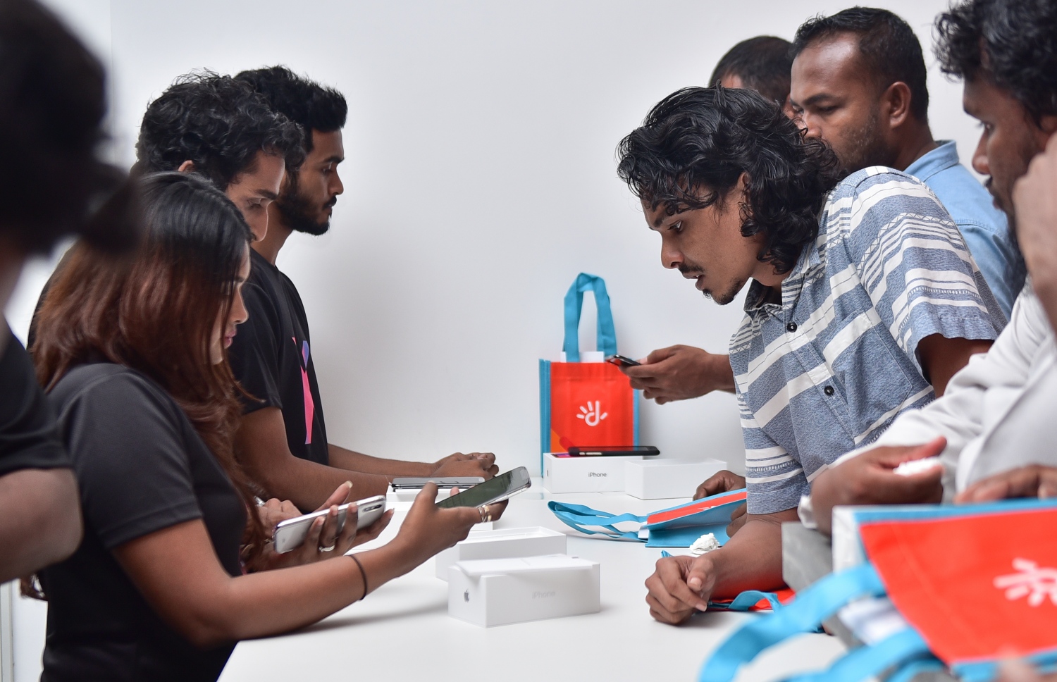 މާލެ: ޑިސެމްބަރު 1، 2017- އައިފޯން 10 ދިރާގުން ރަސްމީކޮށް މިރޭ ވިއްކަން ފެށުމާ ގުޅިގެން އެ ފޯން ވިއްކުމުގައި އެ ކުންފުނީގެ މުވައްޒަފުން ހަރަކާތްތެރިވަނީ: ޕްރީ އޯޑަރަށް ހުޅުވާލުމުން ގިނަ ބަޔަކު އައިފޯން 10 ހޯދުމަށް ބުކްކުރި.---ފޮޓޯ: ހުސެއިން ވަހީދު/މިހާރު