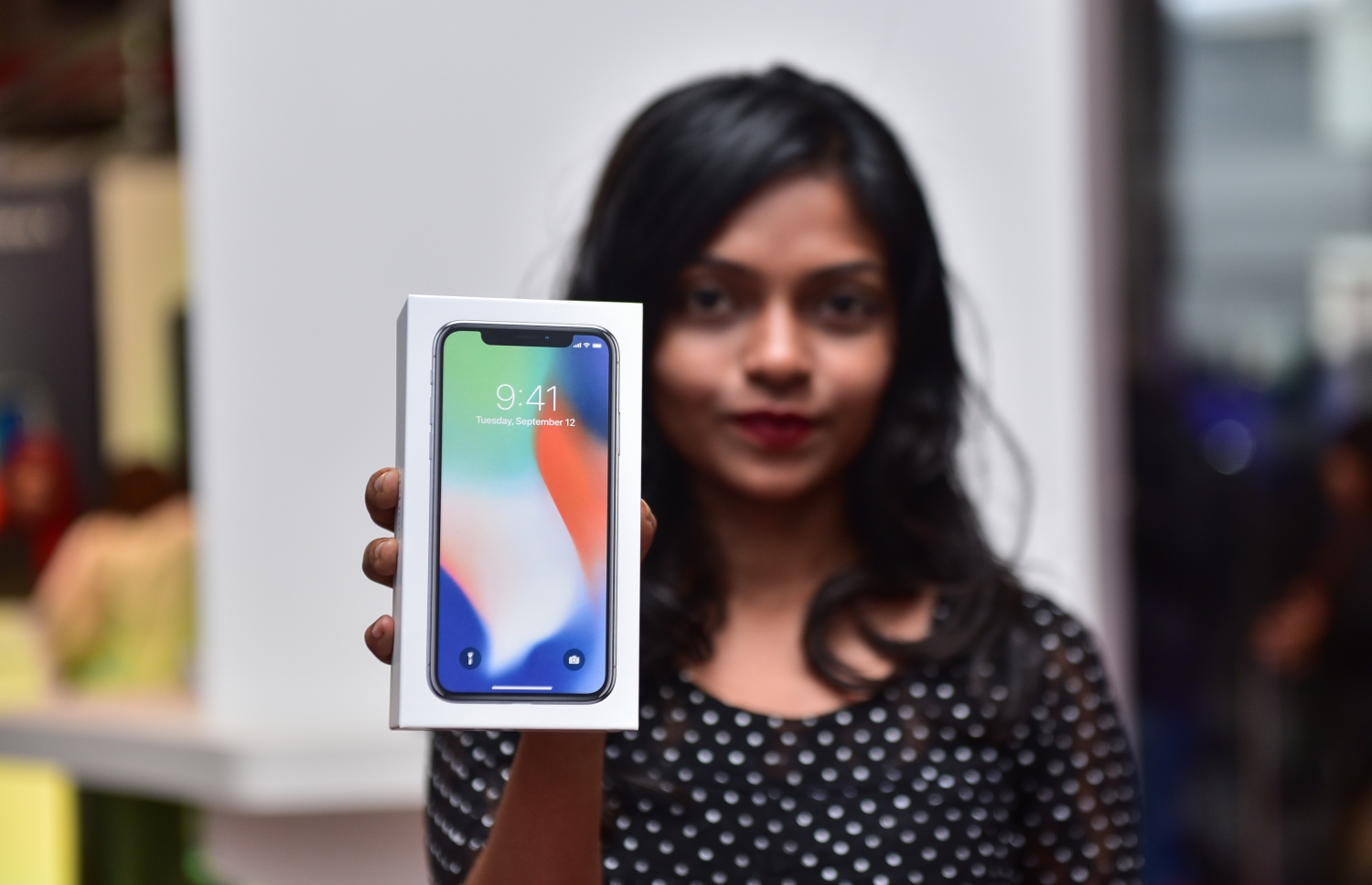 މާލެ: ޑިސެމްބަރު 1، 2017- އެޕަލްގެ އެންމެ ފަހުގެ އައިފޯނު 10 ދިރާގުން ރަސްމީކޮށް ވިއްކަން ފެށުމުން ކަސްޓަމަރަކު ފޯނު ގަތުމަށް ފަހު ދައްކާލަނީ.---ފޮޓޯ؛ ހުސައިން ވަހީދު/މިހާރު