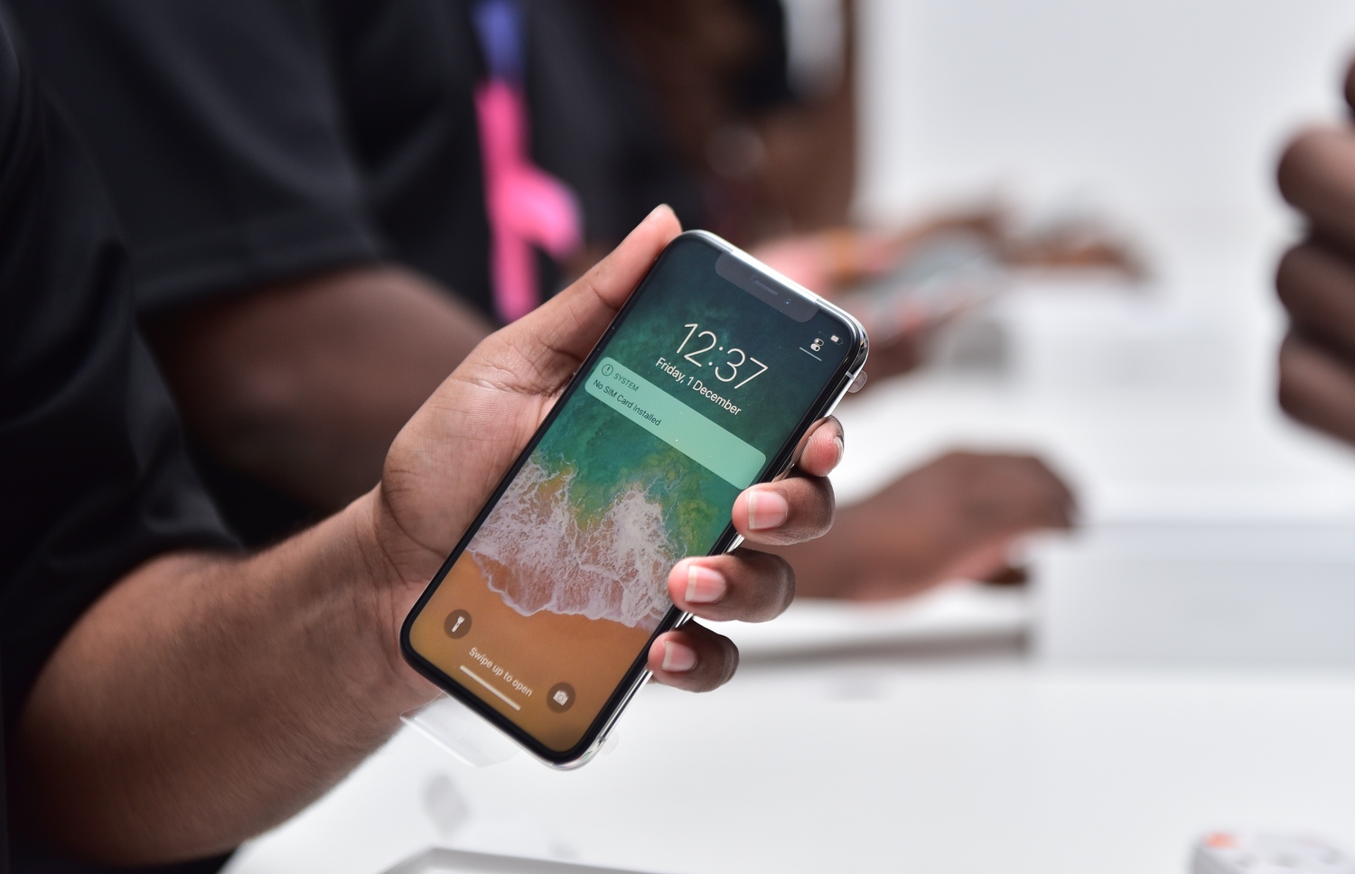 މާލެ: ޑިސެމްބަރު 1، 2017- އެޕަލްގެ އެންމެ ފަހުގެ އައިފޯން 10 ދިރާގުން ރަސްމީކޮށް ވިއްކަން ފެށުމާ އެކު، އެ ކުންފުނީގެ މުވައްޒަފަކު ފޯން ދައްކާލަނީ.---ފޮޓޯ: ހުސެއިން ވަހީދު/މިހާރު