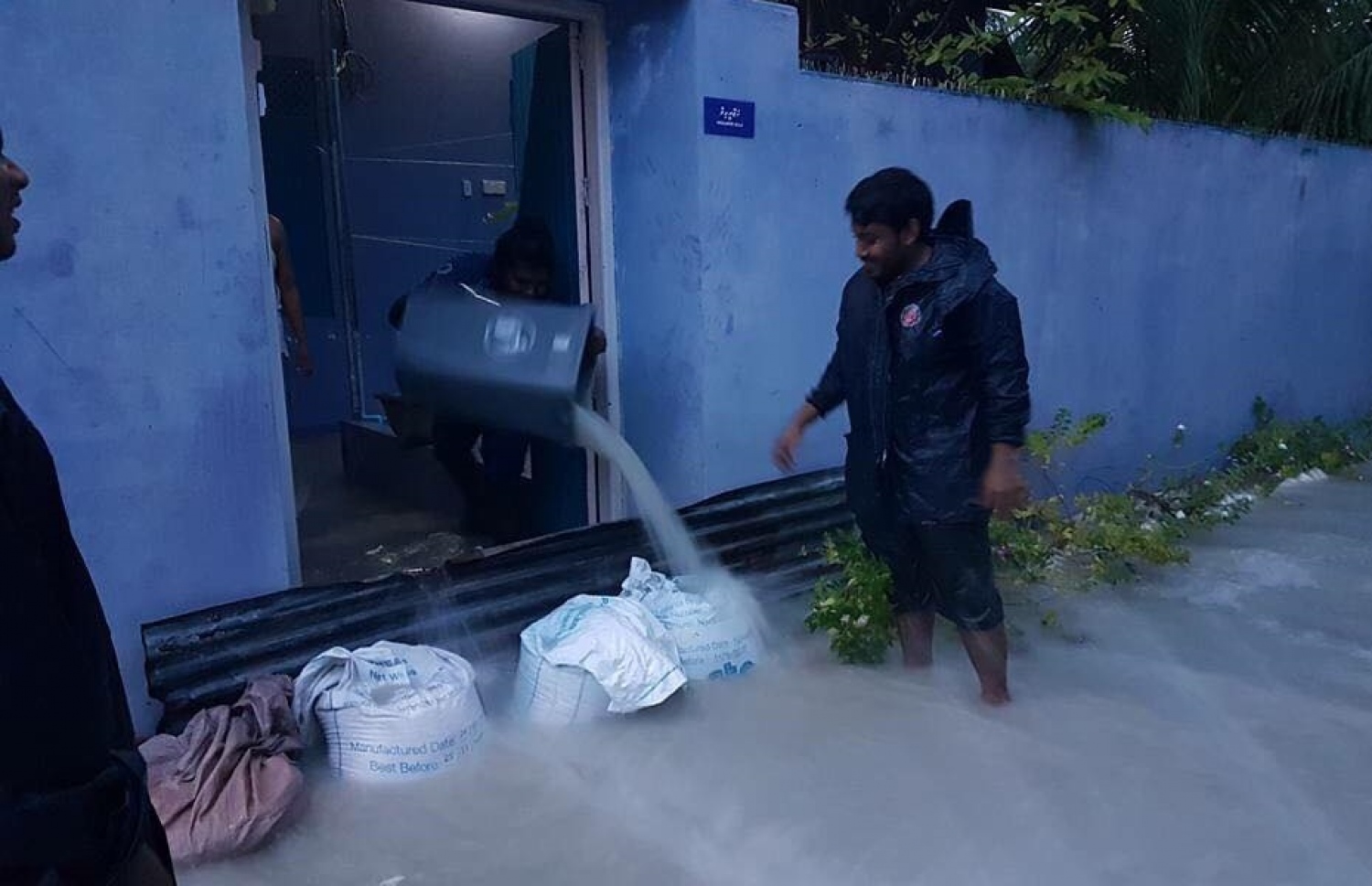 ހިންނަވަރު ގެއަކަށް ފެން ނުވަންނާނެ ގޮތަށް ވެލި ބަސްތާ ޖަހާފައި.