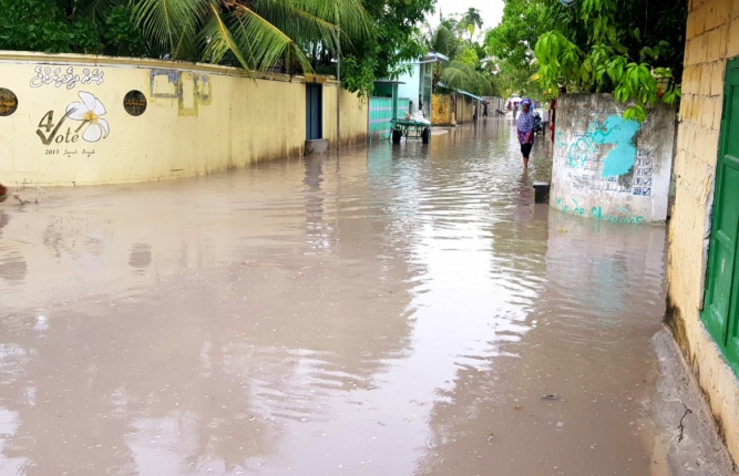 މިލަދޫގެ މަގެއްގައި ފެން ބޮޑުވެފައި.