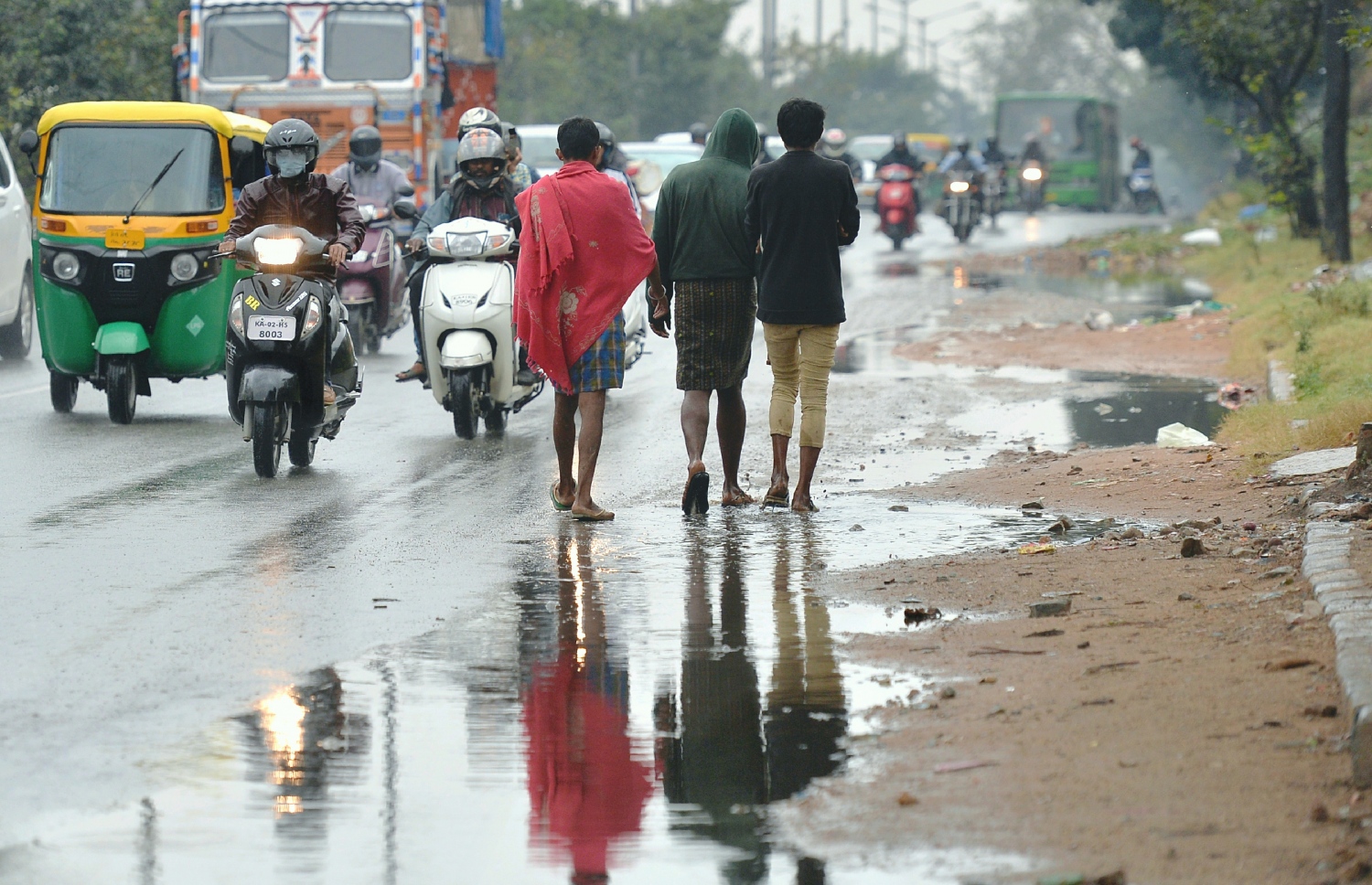 އިންޑިއާ އަށް ކުރަމުންދާ ވިއްސާރައިގައި ބެންގަލޯރުގެ މަގަކުން މިއަދު ބަޔަކު ދަނީ. --ފޮޓޯ:އޭއެފްޕީ