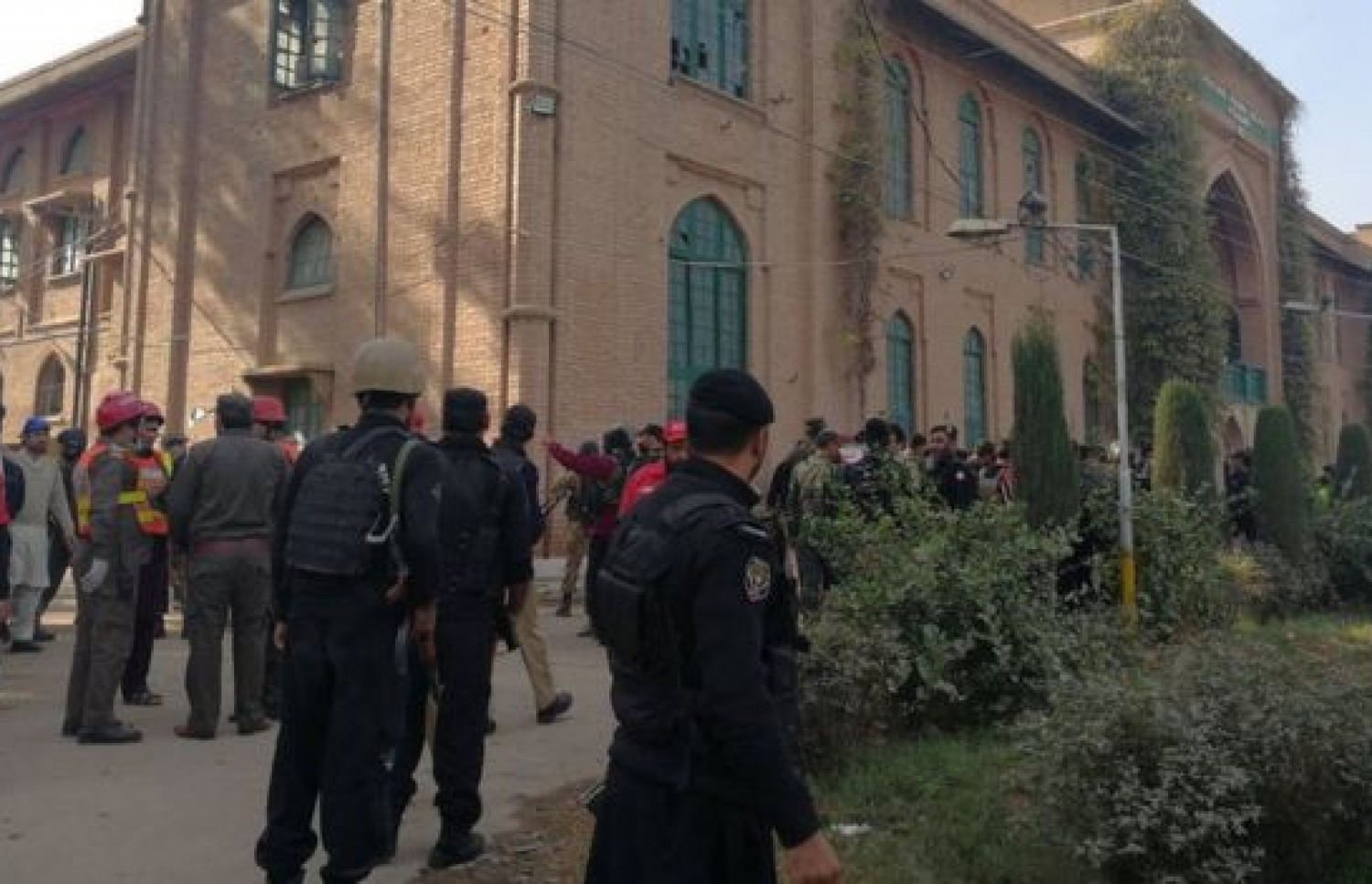 ތާލިބާނުން ހަަމަލާ ދިން ކޮލެޖުގައި ސިފައިން ހަރަކާތްތެރި ވަނީ. --ފޮޓޯ: ރޮއިޓާސް