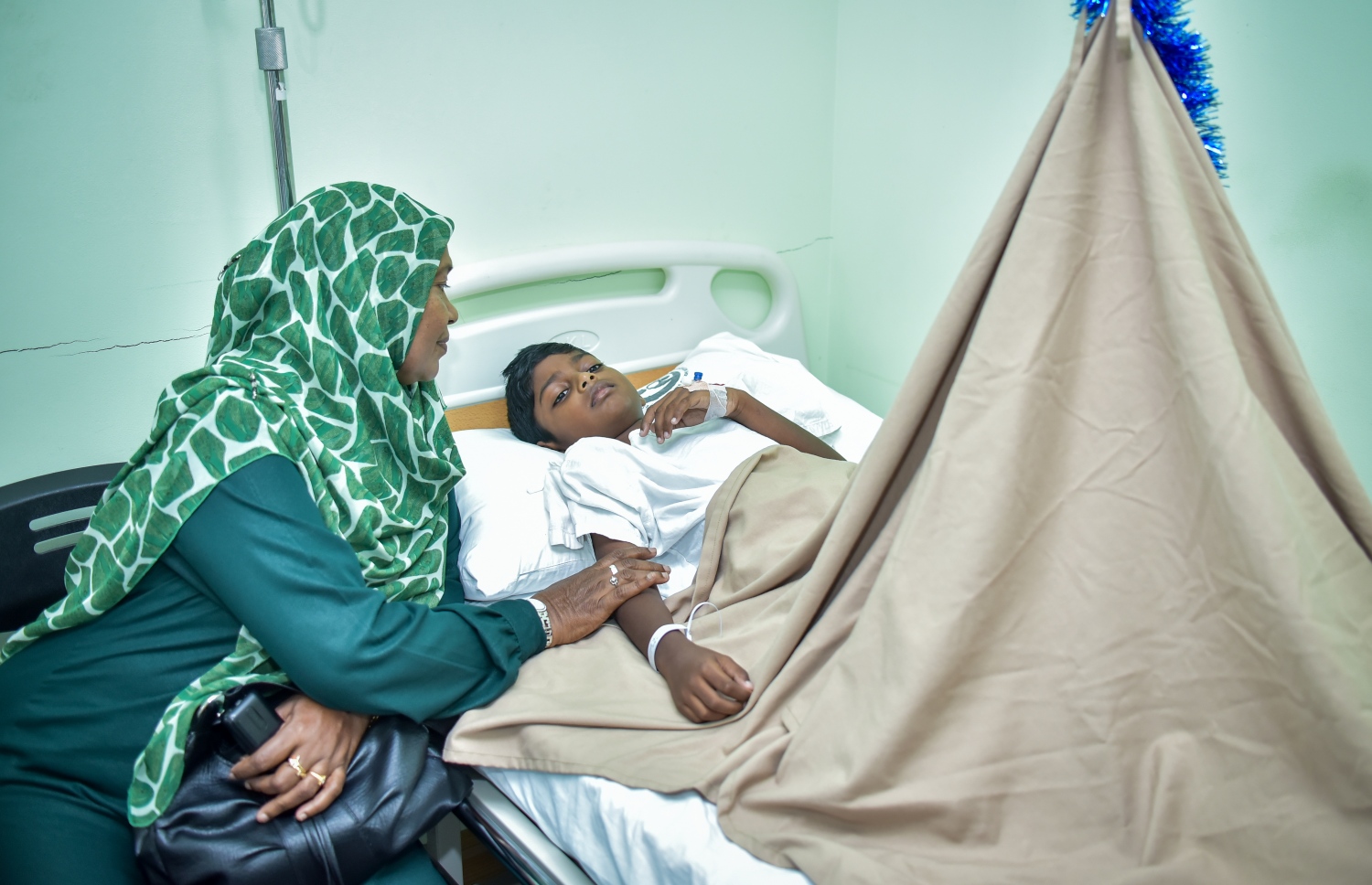 މާލެ: ޑިސެމްބަރު 3، 2017: އައިޖީއެމްއެޗްގައި ކުއްޖަކު ހިތާނުކޮށްފައި އޮތް އިރު، މީހަކު ކައިރީގައި އިށީންދެލައިގެން. - ފޮޓޯ: ނިޝާން އަލީ/ މިހާރު