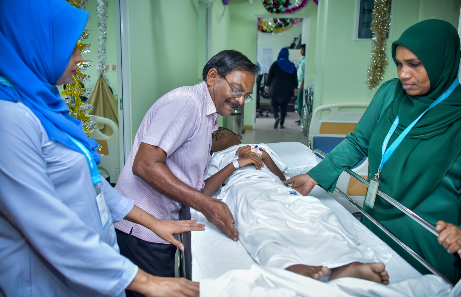 މާލެ: ޑިސެމްބަރު 3، 2017: އައިޖީއެމްއެޗްގައި ކުއްޖަކު ހިތާނުކުރުމަށްފަހު ވޯޑަށް ގެންދަނީ. - ފޮޓޯ: ނިޝާން އަލީ/ މިހާރު