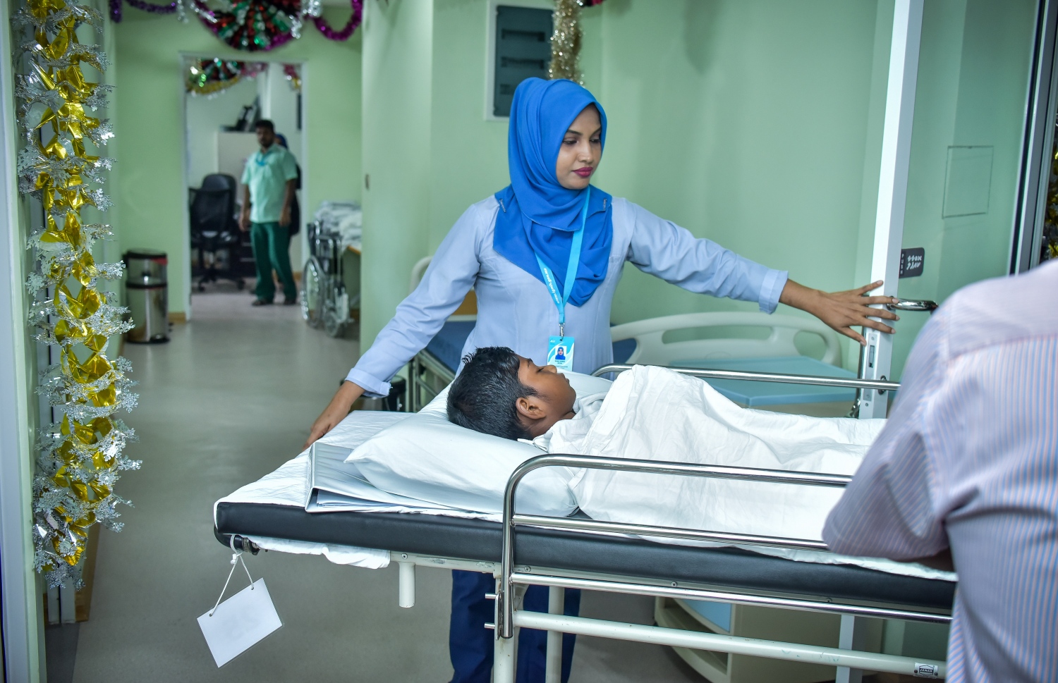 މާލެ: ޑިސެމްބަރު 3، 2017: އައިޖީއެމްއެޗްގައި ކުއްޖަކު ހިތާނުކުރުމަށްފަހު ވޯޑަށް ގެންދަނީ. - ފޮޓޯ: ނިޝާން އަލީ/ މިހާރު