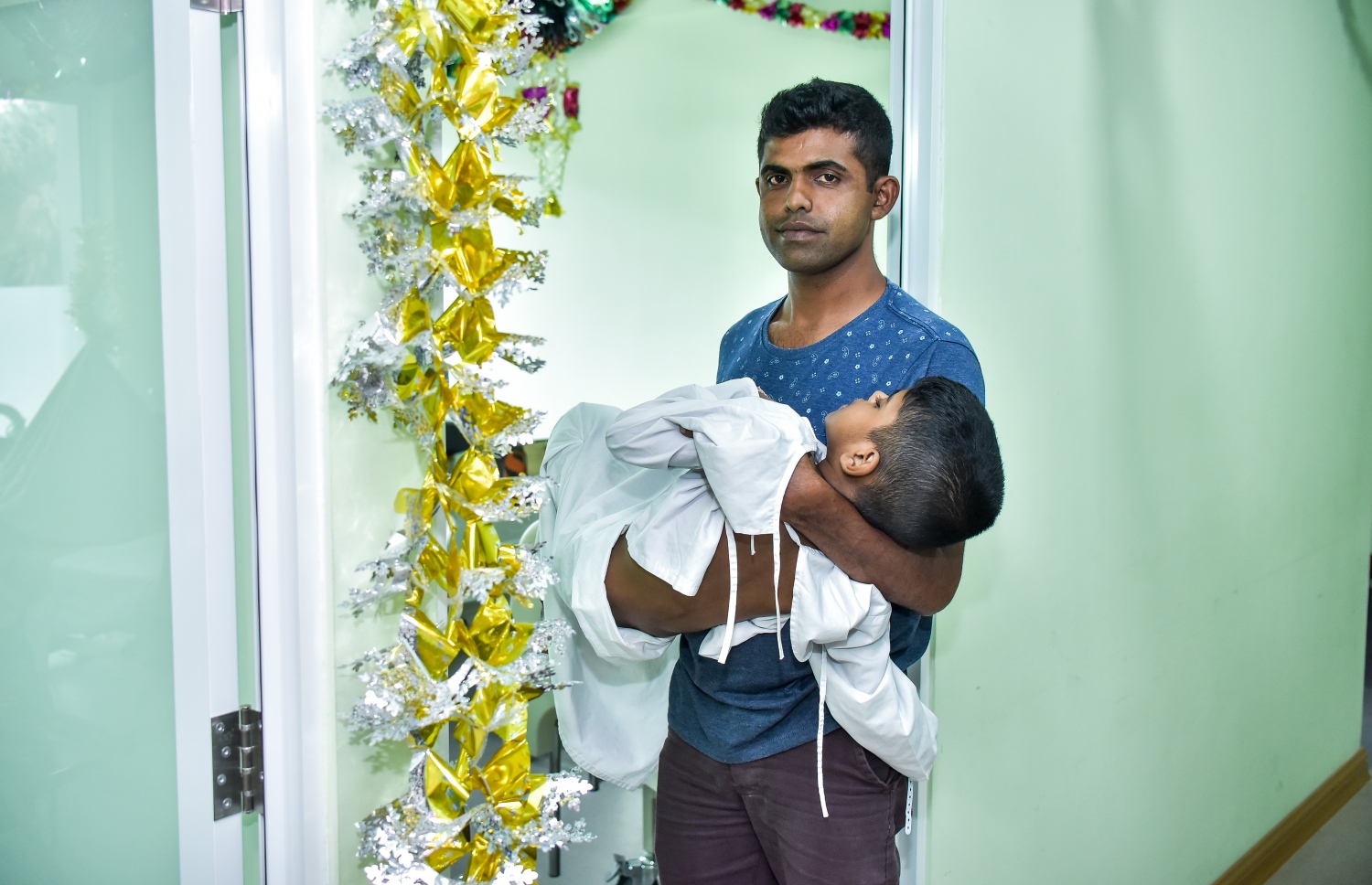 މާލެ: ޑިސެމްބަރު 3، 2017: އައިޖީއެމްއެޗްގައި ހިތާނުކޮށްފައި އޮތްކުއްޖަކު މީހަކު އުރާލައިގެން. - ފޮޓޯ: ނިޝާން އަލީ/ މިހާރު