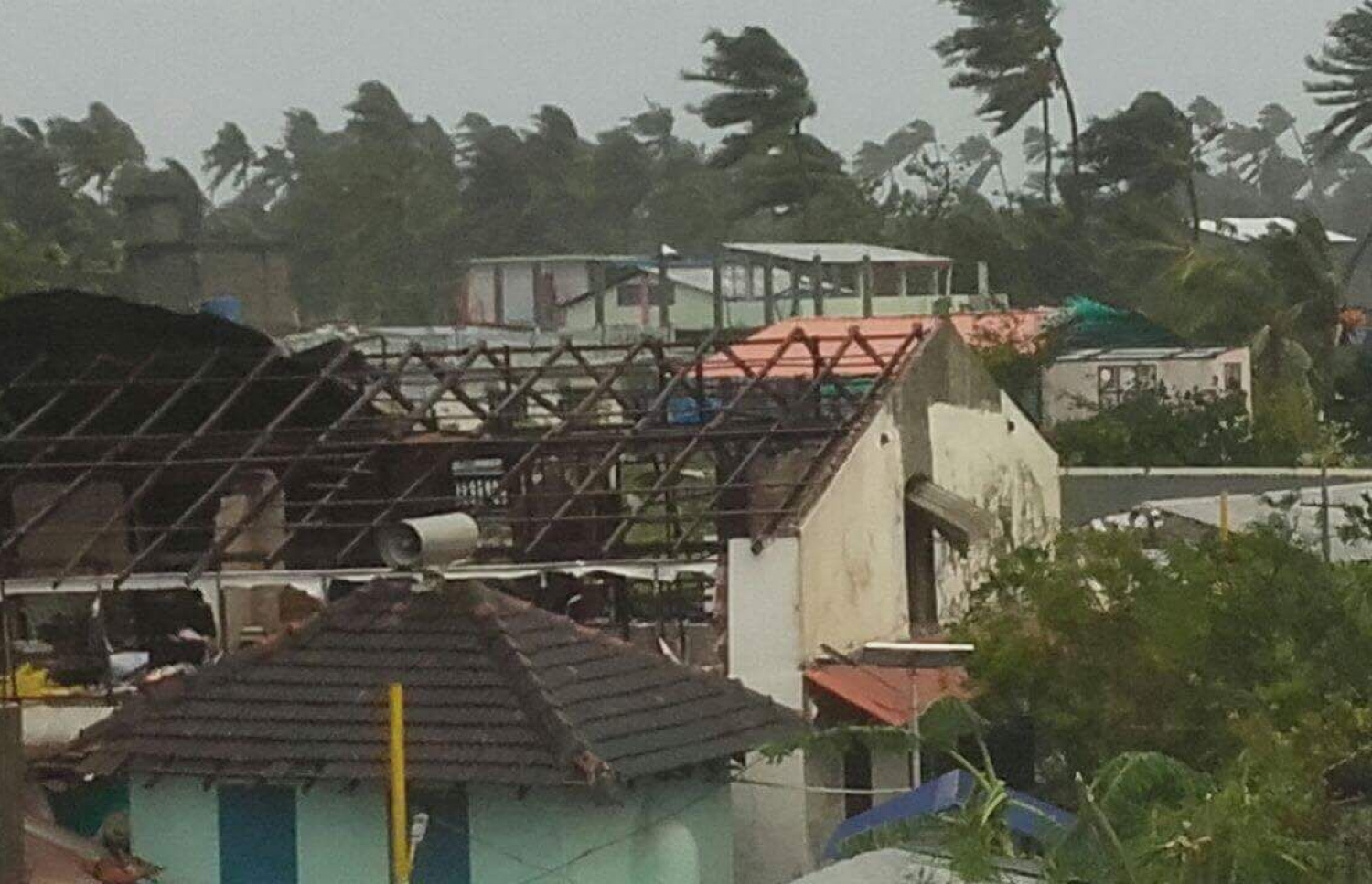 މަލިކު: ޑިސެމްބަރު 3، 2017: ބާރުގަދަ ތޫފާނުގައި މަލިކުގެ ބައެއް ގެތަކުގެ ފުރާޅު ބާރުވަޔާއެކު އެއްލާލާފައި.