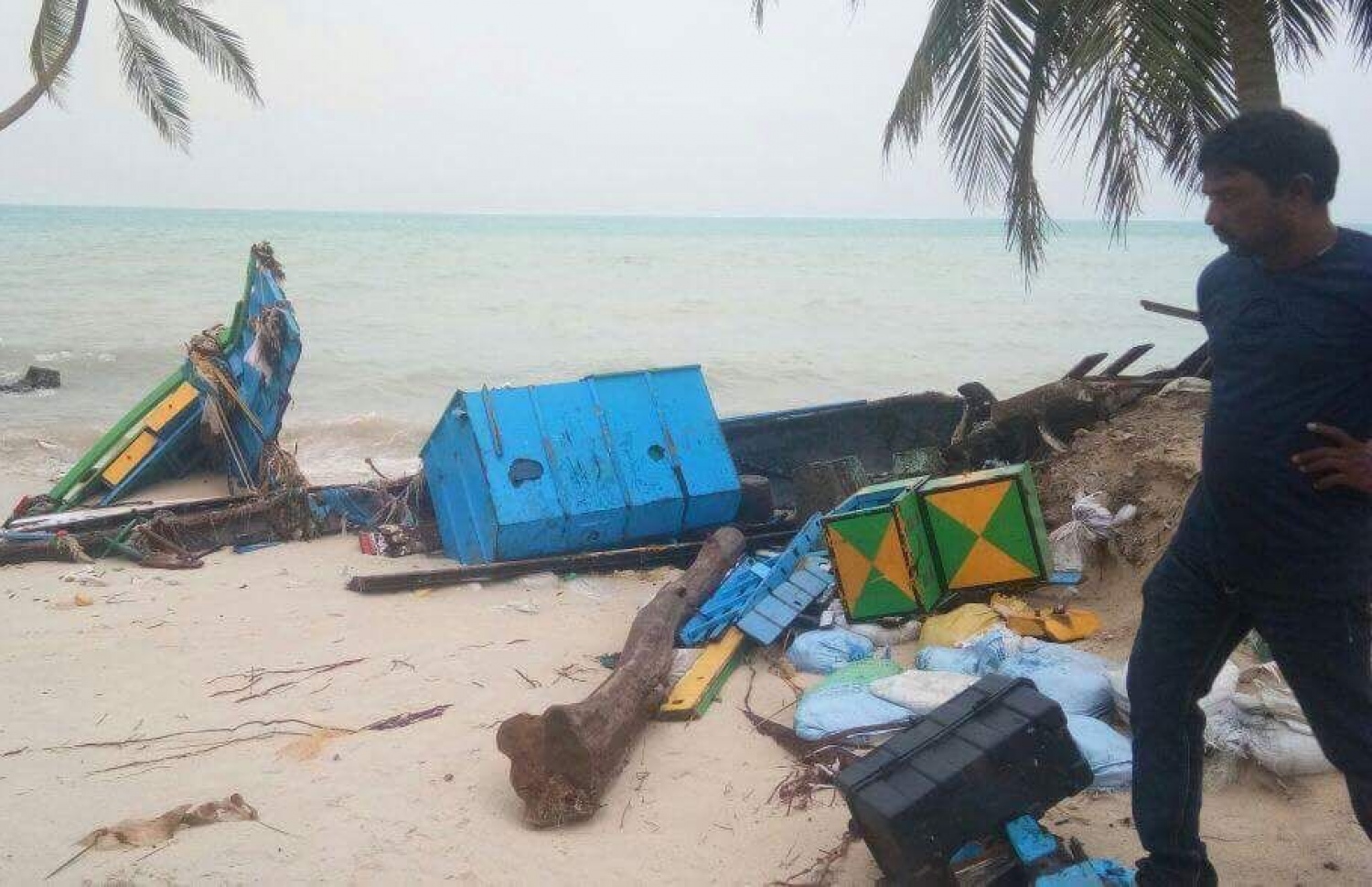 މަލިކު: ޑިސެމްބަރު 3، 2017: ބާރުގަދަ ތޫފާނުގައި މަލިކުގެ ގޮނޑުދޮށައް ދޯންޏެއްގެ ހަލާކުވެފައިވާ ބައެއް ތަންތަން ލައްގާފައި.