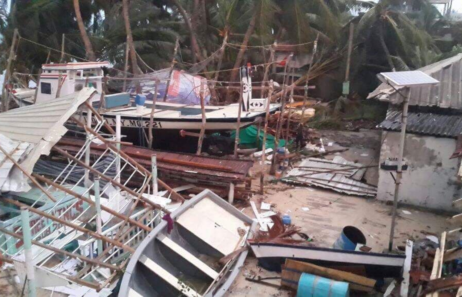 މަލިކު: ޑިސެމްބަރު 3، 2017: ބާރުގަދަ ތޫފާނުގައި މަލިކުގެ ބޯޓުބަންނަ ހަރުގެއެއް އެއްކޮށް ހަލާކުވެފައި.