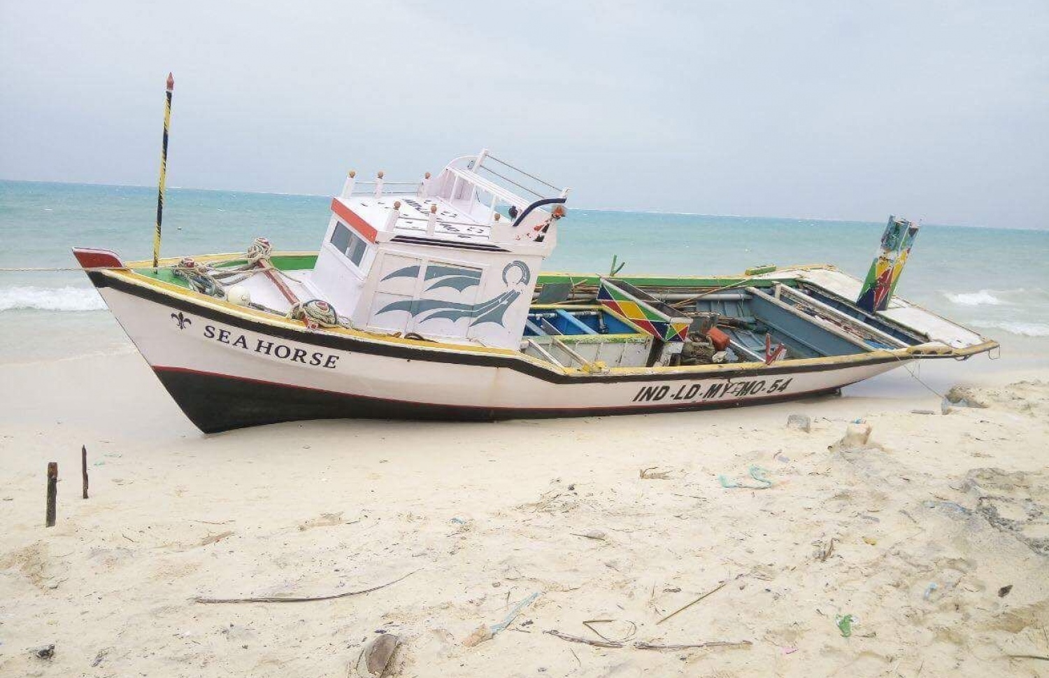 މަލިކު: ޑިސެމްބަރު 3، 2017: ބާރުގަދަ ތޫފާނުގައި މަލިކުގެ ގޮނޑުދޮށަށް ކުޑަ ދޯންޏެއް ލައްގާފައި.