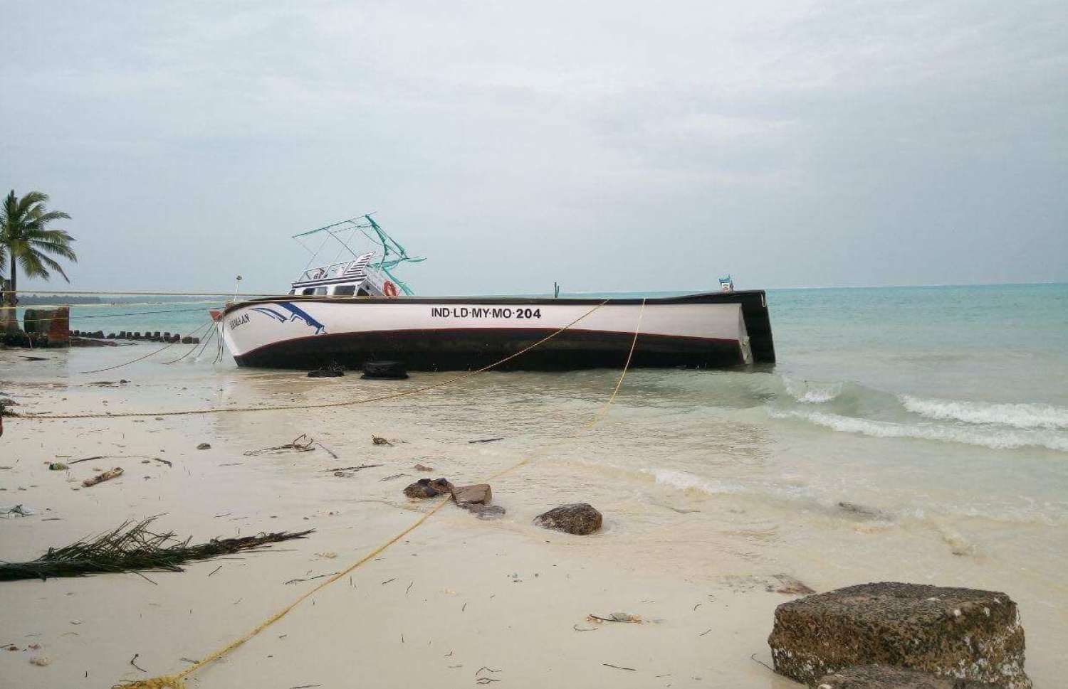 މަލިކު: ޑިސެމްބަރު 3، 2017: ބާރުގަދަ ތޫފާނުގައި މަލިކުގެ ގޮނޑުދޮށަށް ކުޑަ ދޯންޏެއް ލައްގާފައި.