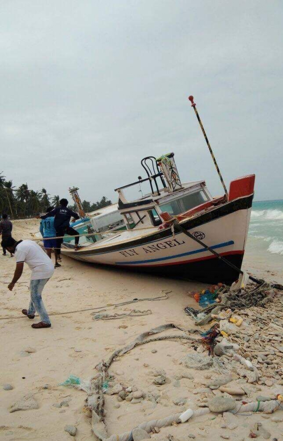 މަލިކު: ޑިސެމްބަރު 3، 2017: ބާރުގަދަ ތޫފާނުގައި އެއްގަމަށް ލައްގާފައި އޮތް ދޯންޏެއްގައި ވާޖަނީ.