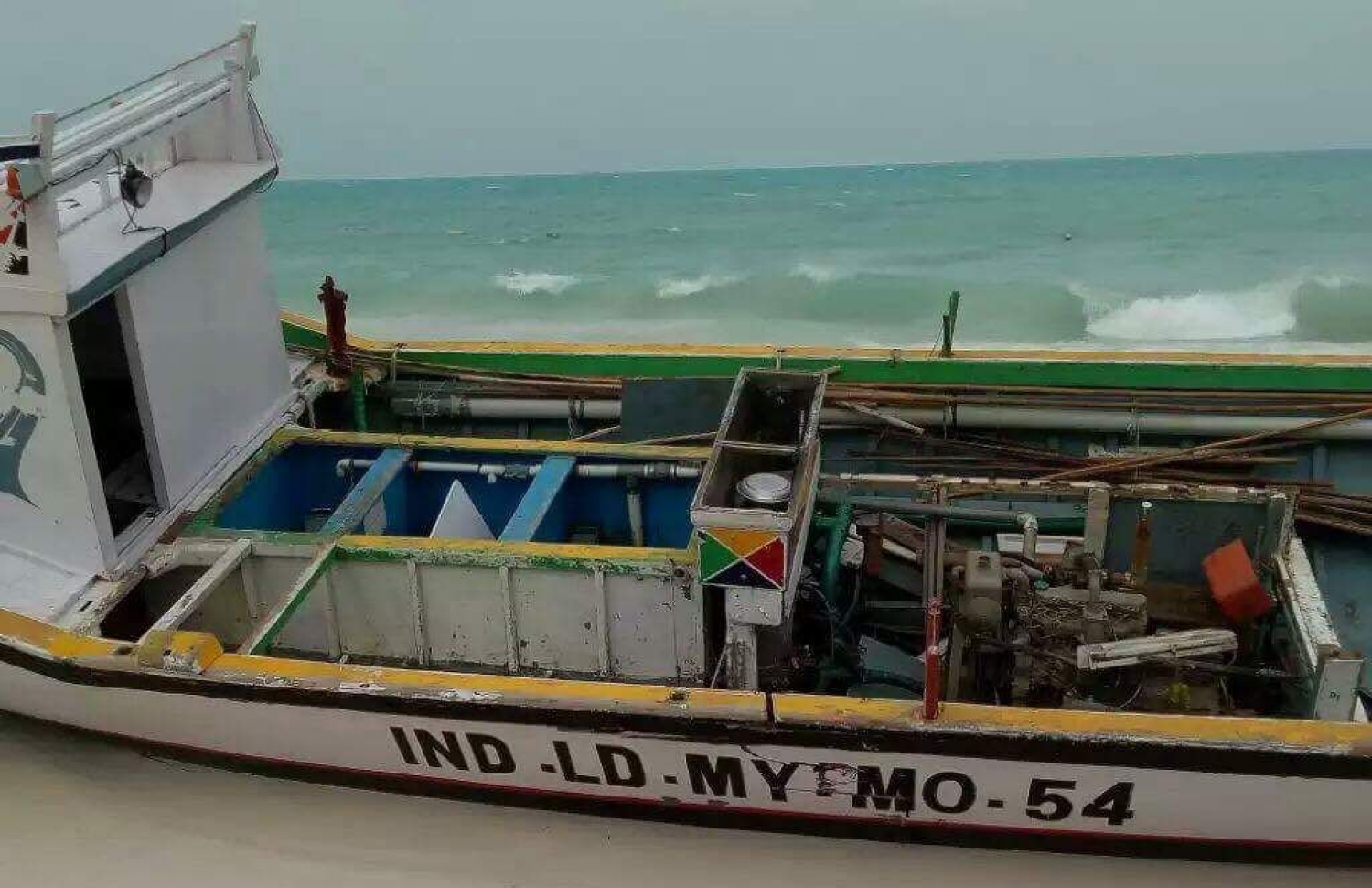 މަލިކު: ޑިސެމްބަރު 3، 2017: ބާރުގަދަ ތޫފާނުގައި މަލިކުގެ ކުޑަ ދޯންޏެއް އޮޔާގޮސް ވަރަށް ބޮޑަށް ހަލާކުވެފައި.