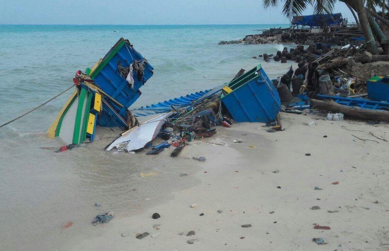 މަލިކު: ޑިސެމްބަރު 3، 2017: ބާރުގަދަ ތޫފާނުގައި މަލިކުގެ ގޮނޑުދޮށަށް ދޯނިތަކުގެ އެކިބައިތައް އެއްގަމަށް ލައްގާފައި.