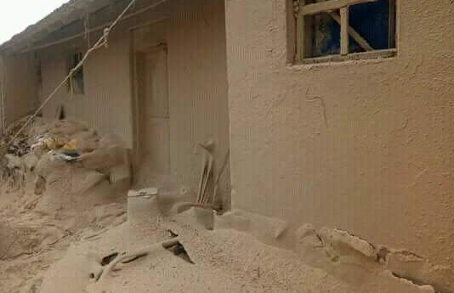 މަލިކު: ޑިސެމްބަރު 3، 2017: ބާރުގަދަ ކޮޅިގަނޑުގައި މަލިކުގެ ގެއެއް ވަށާ ފަސްއަރާފުރިފައި.