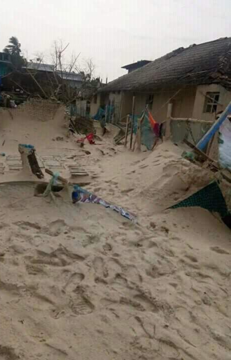 މަލިކު: ޑިސެމްބަރު 3، 2017: ބާރުގަދަ ކޮޅިގަނޑުގައި މަލިކުގެ ގެއެއްގެ ދޮރުމައްޗާ ހަމައަށް ފަސްއަރާ ފުރިފައި.