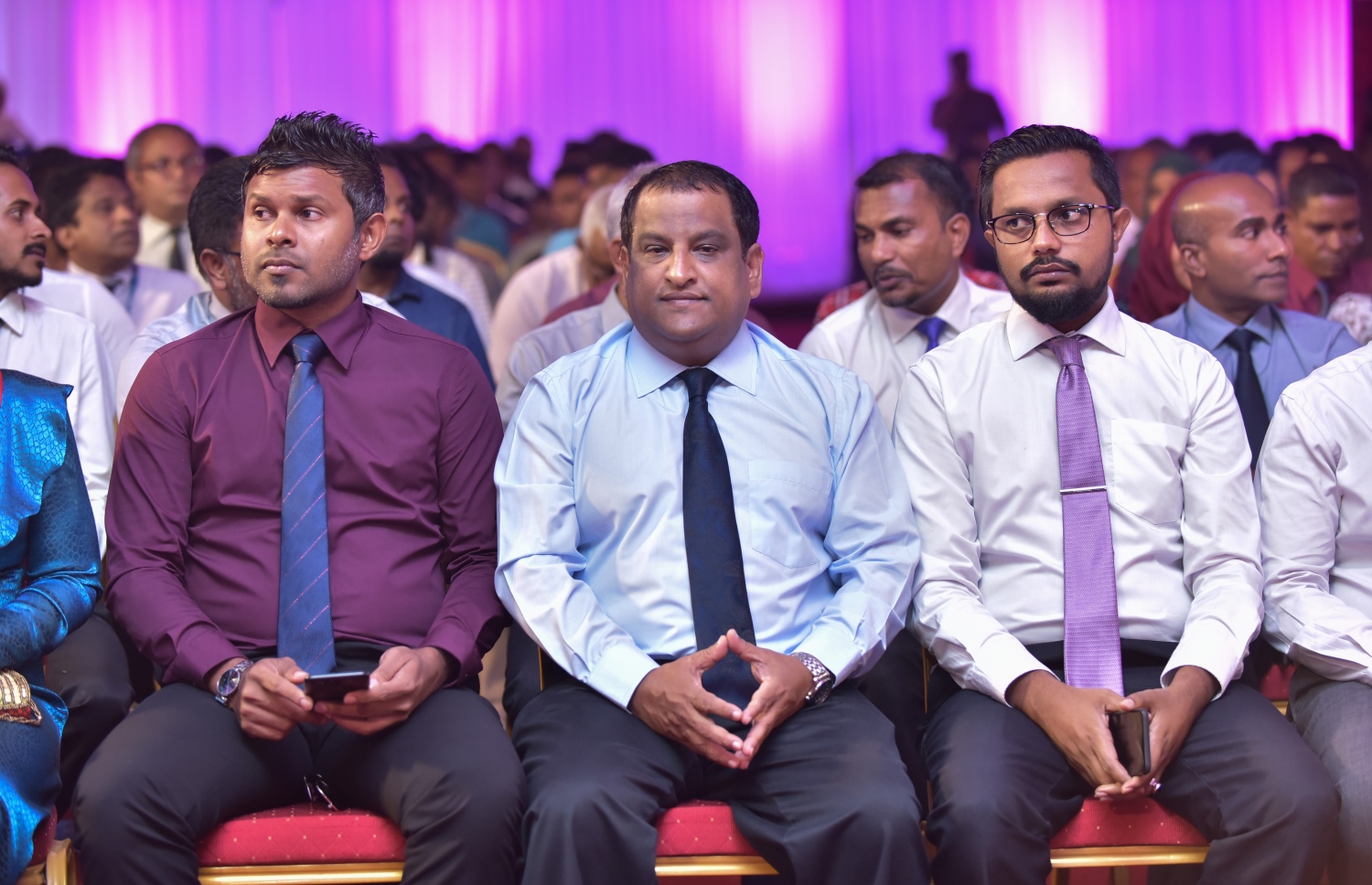 މާލެ: ޑިސެމްބަރު 3، 2017- ޕީޕީއެމާ އަލަށް ގުޅުނު 2،600 އަށް ވުރެ ގިނަ މީހުންގެ ފޯމް އެ ޕާޓީއާ ހަވާލުކުރުމަށް ބޭއްވި ރަސްމިއްޔާތުގައި ބައިވެރިވެވަޑައިގެންނެވި ބައެއް ބޭފުޅުން.---ފޮޓޯ: ހުސެއިން ވަހީދު/މިހާރު