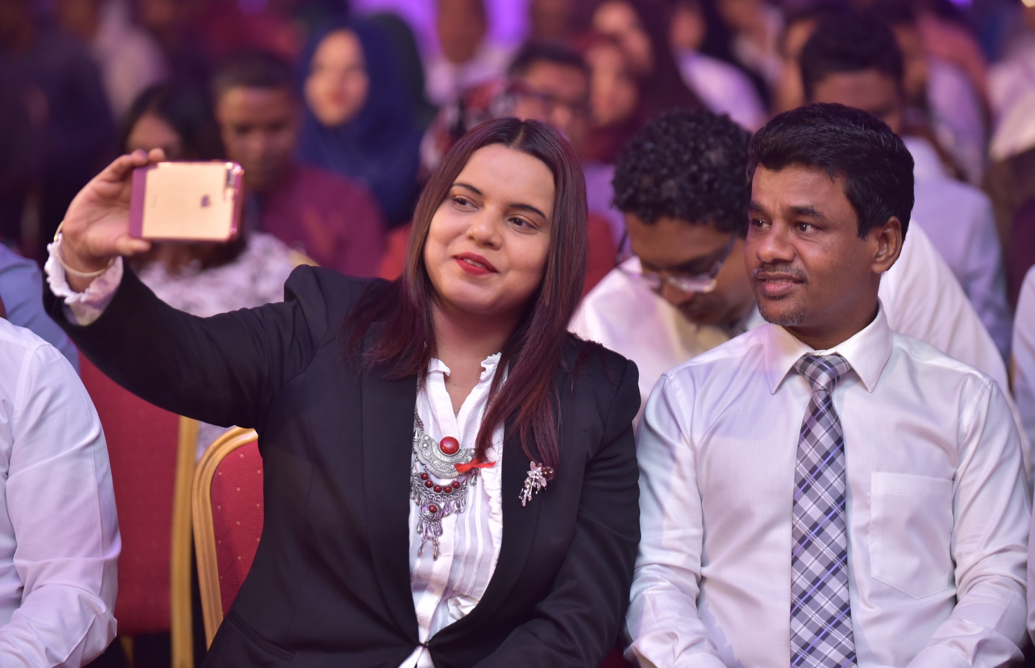 މާލެ: ޑިސެމްބަރު 3، 2017- ޕީޕީއެމާ އަލަށް ގުޅުނު 2،600 އަށް ވުރެ ގިނަ މީހުންގެ ފޯމް އެ ޕާޓީއާ ހަވާލުކުރުމަށް ބޭއްވި ރަސްމިއްޔާތުގައި ޔޫތު އެންޑް ސްޕޯޓްސް މިނިސްޓަރު އިރުތިޝާމް އާދަމް، ހެލްތު މިނިސްޓަރު ނާޒިމްއާ އެކު ސެލްފީއެއް ނަންގަވަނީ.---ފޮޓޯ: ހުސެއިން ވަހީދު/މިހާރު