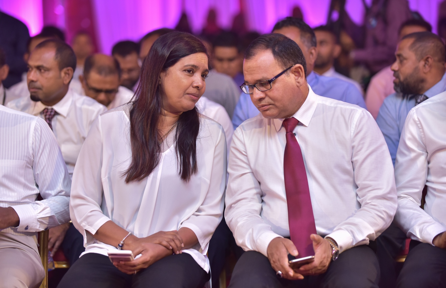 މާލެ: ޑިސެމްބަރު 3، 2017- ޕީޕީއެމާ އަލަށް ގުޅުނު 2،600 އަށް ވުރެ ގިނަ މީހުންގެ ފޯމް އެ ޕާޓީއާ ހަވާލުކުރުމަށް ބޭއްވި ރަސްމިއްޔާތުގައި ޑިފެންސް މިނިސްޓަރު އާދަމް ޝަރީފް (ކ) އަދި އެޑިއުކޭޝަން މިނިސްޓަރު ޑރ. އާއިޝަތު ޝިހާމް ބައިވެރިވެވަޑައިގަންނަވަނީ.---ފޮޓޯ: ހުސެއިން ވަހީދު/މިހާރު