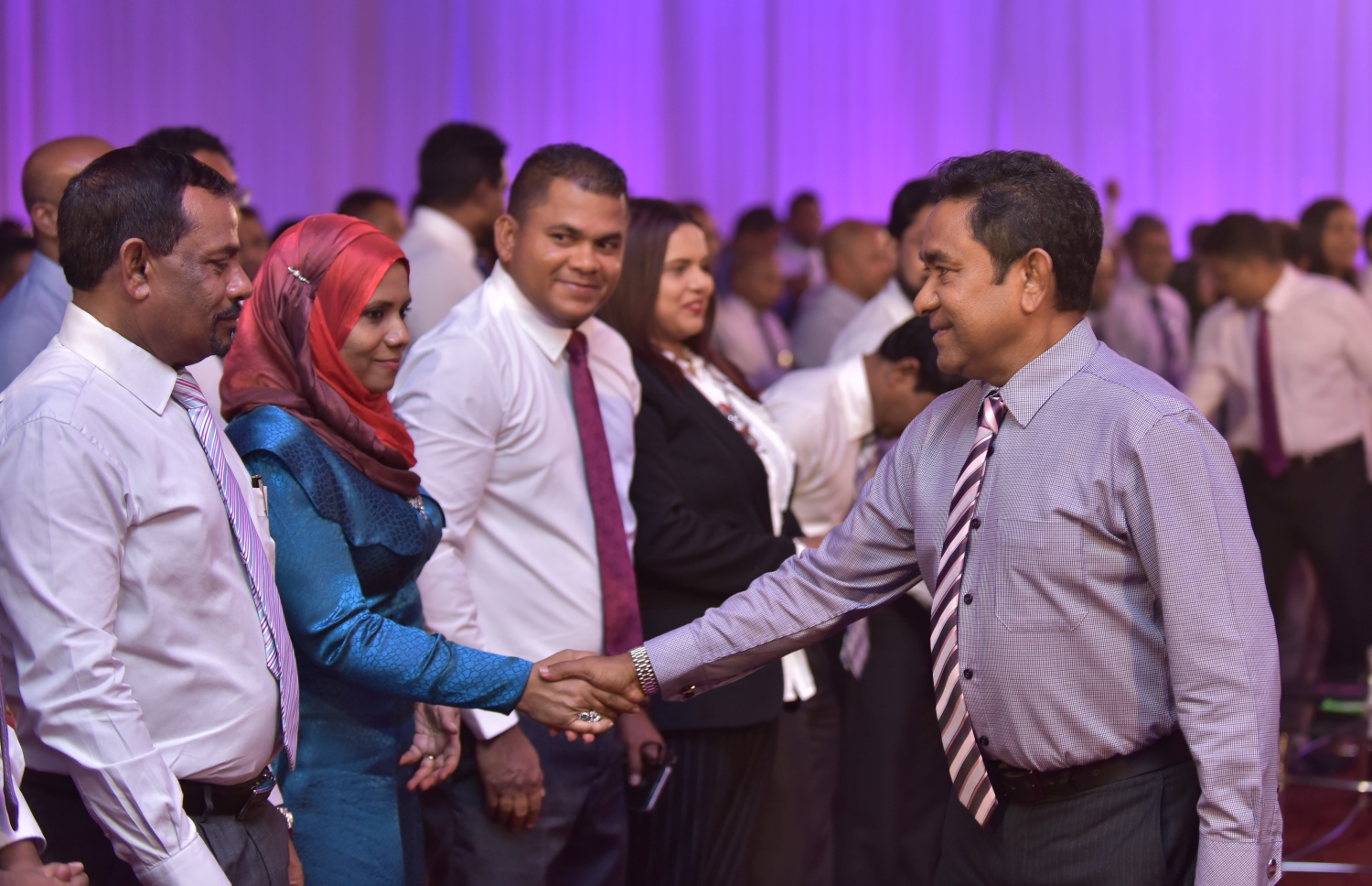 މާލެ: ޑިސެމްބަރު 3، 2017- ޕީޕީއެމާ އަލަށް ގުޅުނު 2،600 އަށް ވުރެ ގިނަ މީހުންގެ ފޯމް އެ ޕާޓީއާ ހަވާލުކުރުމަށް ބޭއްވި ރަސްމިއްޔާތުގައި އެ ޕާޓީގެ މުސްތަޝާރު ރައީސް ޔާމީން ބައެއް ބޭފުޅުންނާ ސަލާމް ކުރައްވަނީ.---ފޮޓޯ: ހުސެއިން ވަހީދު/މިހާރު