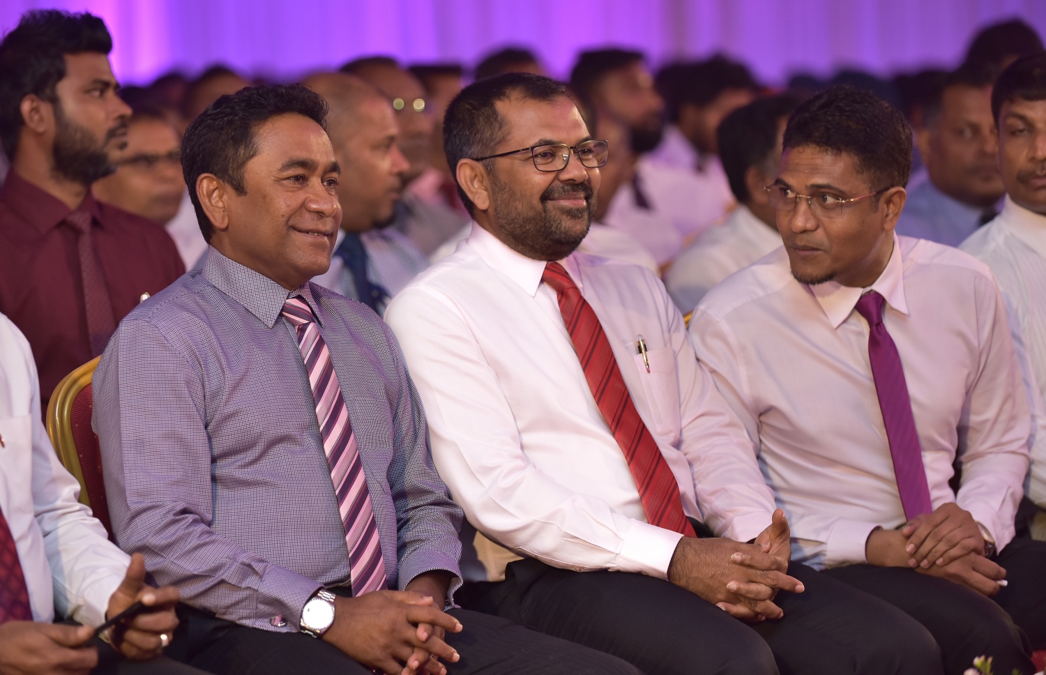 މާލެ: ޑިސެމްބަރު 3، 2017- ޕީޕީއެމާ އަލަށް ގުޅުނު 2،600 އަށް ވުރެ ގިނަ މީހުންގެ ފޯމް އެ ޕާޓީއާ ހަވާލުކުރުމަށް ބޭއްވި ރަސްމިއްޔާތުގައި ޕީޕީއެމްގެ މުސްތަޝާރު ރައީސް ޔާމީނާއި ނައިބު ރައީސް ޒަމީރު އަދި އެ ޕާޓީގެ ޕާލެންޓްރީ ގުރޫޕުގެ ލީޑަރު ނިހާން ބައިވެރިވެވަޑައިގަންނަވަނީ.---ފޮޓޯ: ހުސެއިން ވަހީދު/މިހާރު