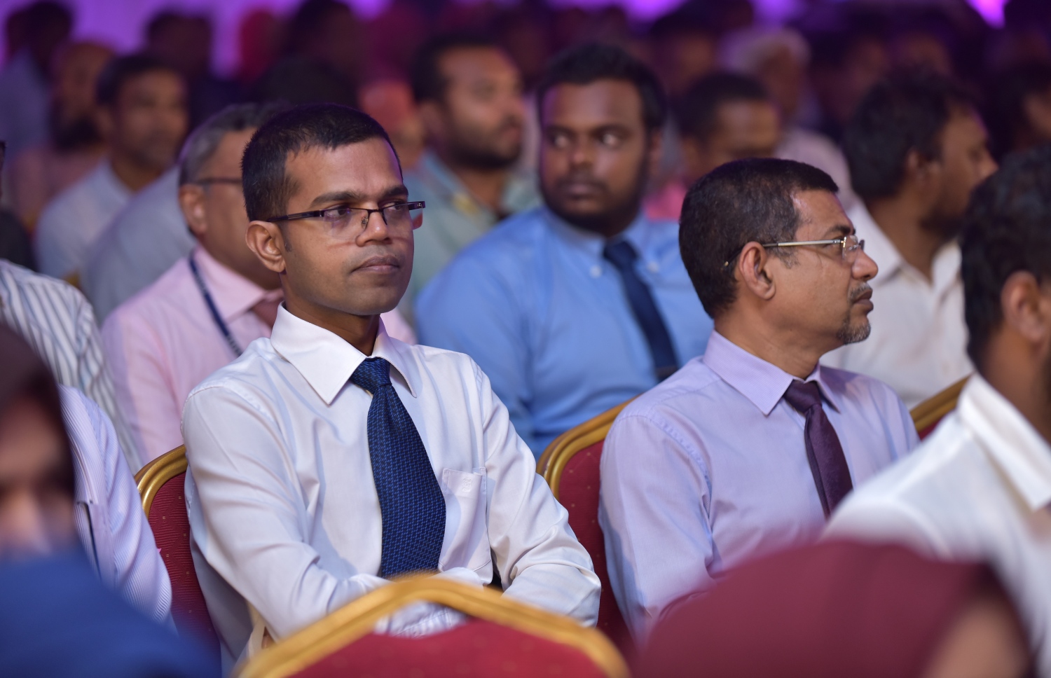 މާލެ: ޑިސެމްބަރު 3، 2017- ޕީޕީއެމާ އަލަށް ގުޅުނު 2،600 އަށް ވުރެ ގިނަ މީހުންގެ ފޯމް އެ ޕާޓީއާ ހަވާލުކުރުމަށް ބޭއްވި ރަސްމިއްޔާތުގައި ބައިވެރިވި ބައެެއް މީހުން.---ފޮޓޯ: ހުސެއިން ވަހީދު/މިހާރު