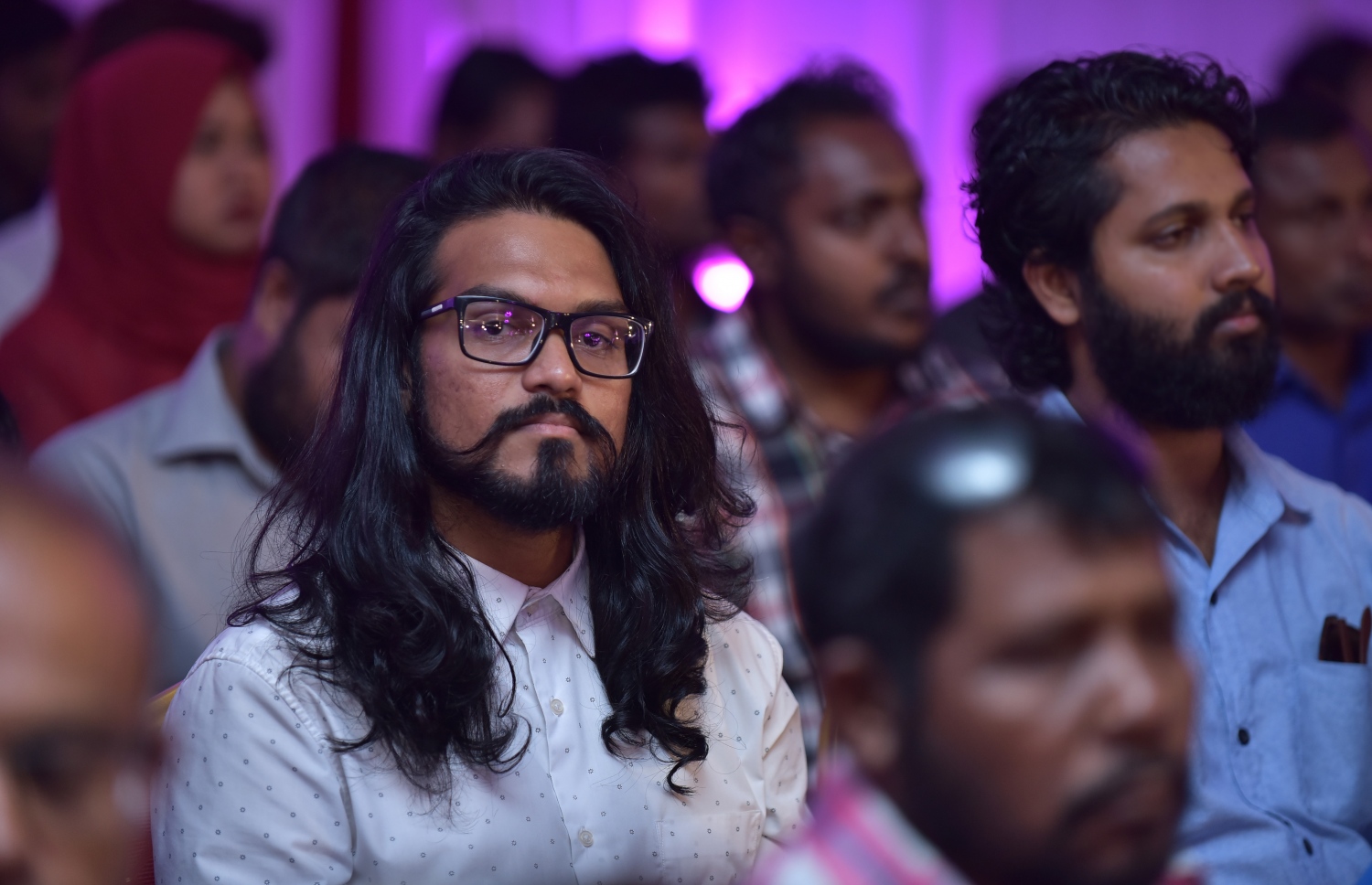 މާލެ: ޑިސެމްބަރު 3، 2017- ޕީޕީއެމާ އަލަށް ގުޅުނު 2،600 އަށް ވުރެ ގިނަ މީހުންގެ ފޯމް އެ ޕާޓީއާ ހަވާލުކުރުމަށް ބޭއްވި ރަސްމިއްޔާތުގައި ބައިވެރިވި ބައެެއް މީހުން.---ފޮޓޯ: ހުސެއިން ވަހީދު/މިހާރު