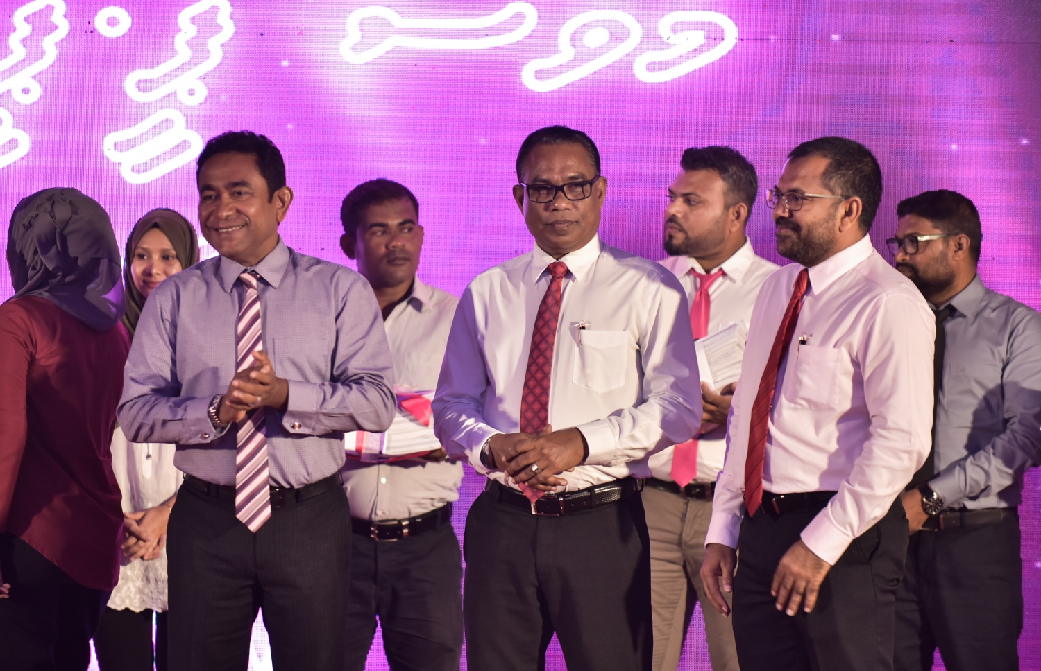 މާލެ: ޑިސެމްބަރު 3، 2017- ޕީޕީއެމާ އަލަށް ގުޅުނު 2،600 އަށް ވުރެ ގިނަ މީހުންގެ ފޯމް އެ ޕާޓީއާ ހަވާލުކުރުމަށް ބޭއްވި ރަސްމިއްޔާތުގައި ޕީޕީއެމްގެ މުސްތަޝާރު ރައީސް ޔާމީނާއި ދެ ނައިބު ރައީސުން ކަމަށްވާ މޫސާ ޒަމީރާއި އަބްދުއްރަހީމް.---ފޮޓޯ: ހުސެއިން ވަހީދު/މިހާރު