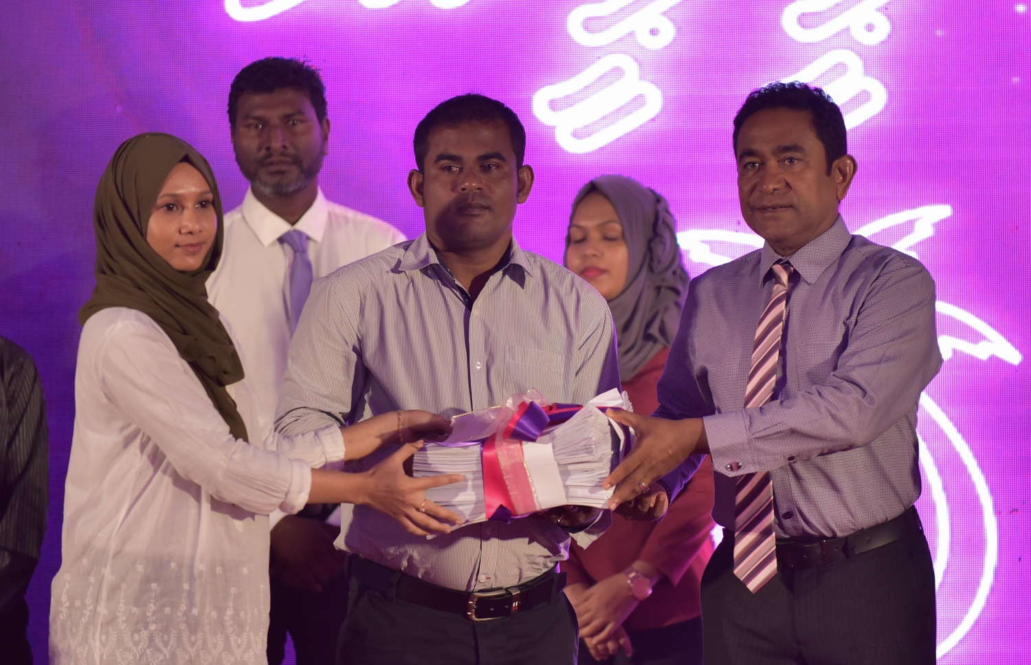 މާލެ: ޑިސެމްބަރު 3، 2017- ޕީޕީއެމާ މިއަދު އަލަށް ގުޅުނު މީހުންގެ ފޯމުތަކާ، އެ ޕާޓީގެ މުސްތަޝާރު ރައީސް ޔާމީން ހަވާލުވެވަޑައިގަންނަވަނީ: ދަރުބާރުގޭގައި ބޭއްވި ރަސްމިއްޔާތެއްގައި ވަނީ، ޕީޕީއެމާ ގުޅުނު 2،600 އަށް ވުރެ ގިނަ މީހުންގެ ފޯމް ރައީސް ޔާމީންގެ އަތްޕުޅަށް އަރުވާފައި.---ފޮޓޯ: ހުސެއިން ވަހީދު/މިހާރު