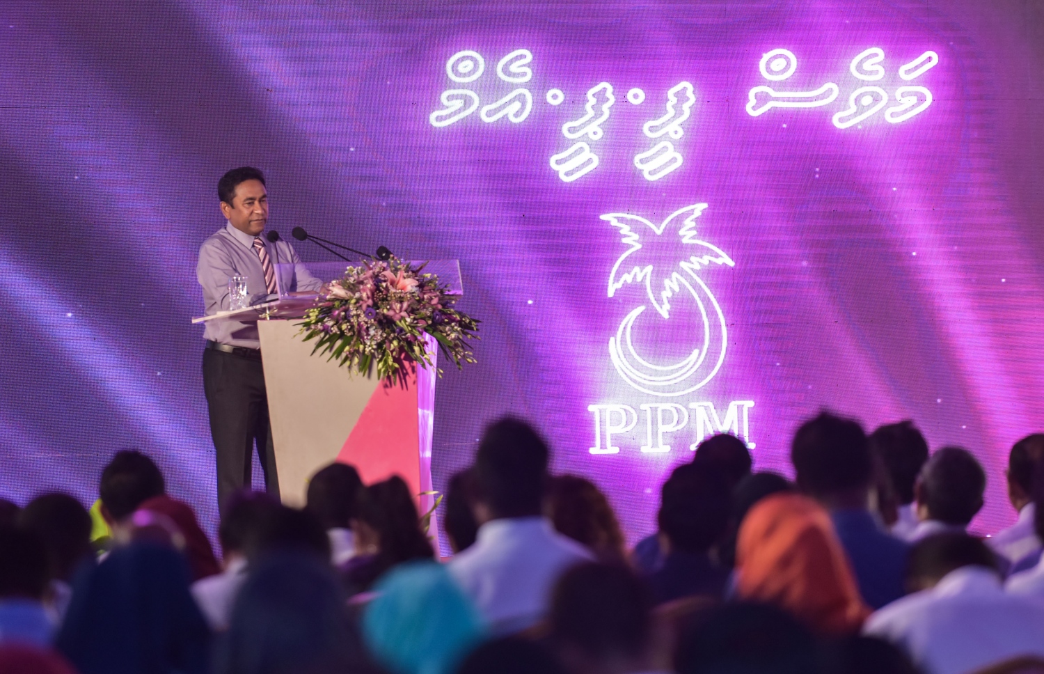 މާލެ: ޑިސެމްބަރު 3، 2017- ޕީޕީއެމާ އަލަށް ގުޅުނު 2،600 އަށް ވުރެ ގިނަ މީހުންގެ ފޯމް ހަވާލުކުރުމުގެ ރަސްމިއްޔާތުގައި ރައީސް ޔާމީން ވާހަކަފުޅު ދައްކަވަނީ.---ފޮޓޯ: ހުސެއިން ވަހީދު/މިހާރު