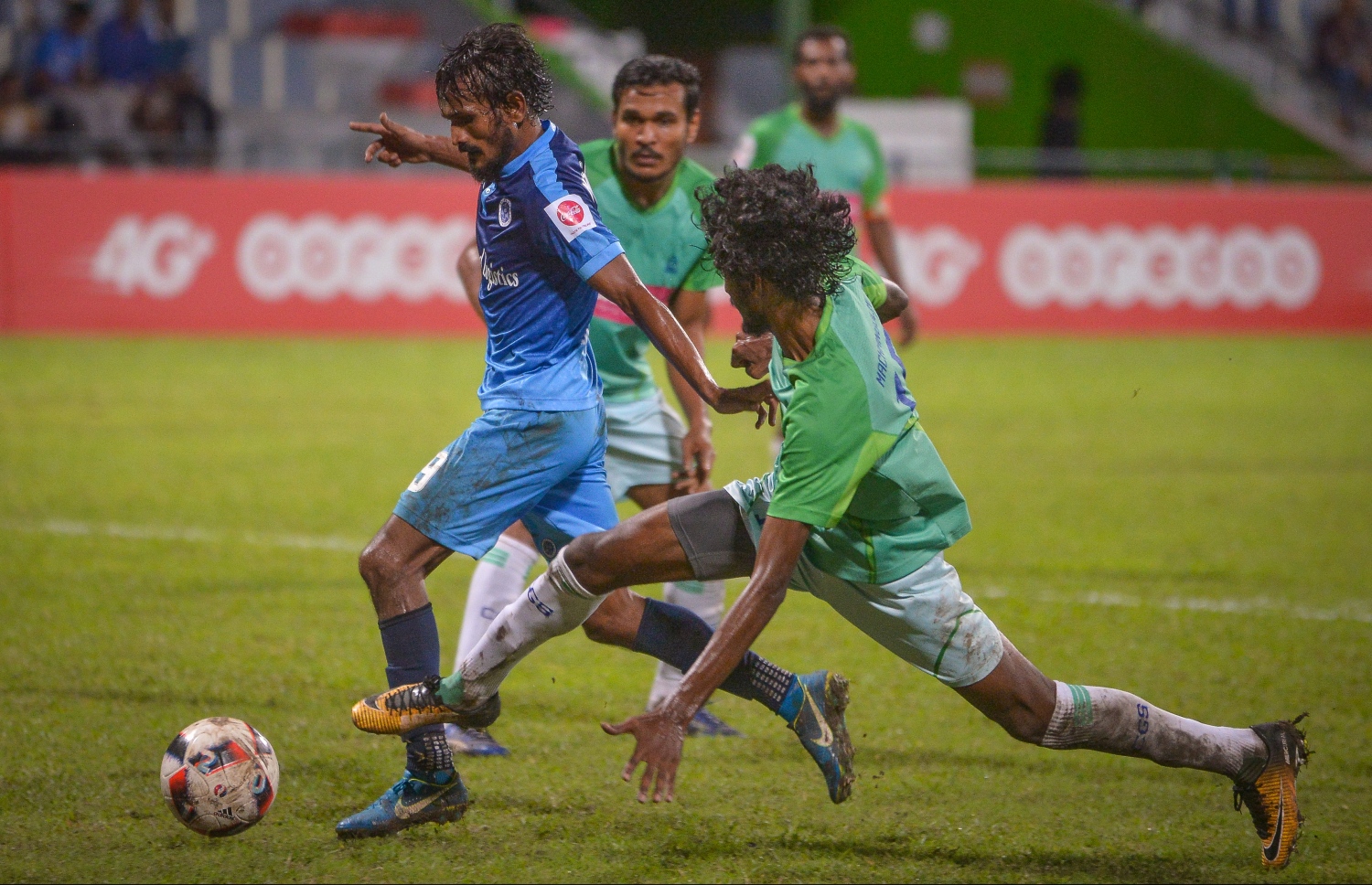 ގްރީން ސްޓްރީޓްސްގެ ނައްޒާމް (ކ) ކައިރިން ހޮކޭ ބޯޅަ ހިފައިގެންދަނީ.-- ފޮޓޯ: ނިޝާން އަލީ/ މިހާރު