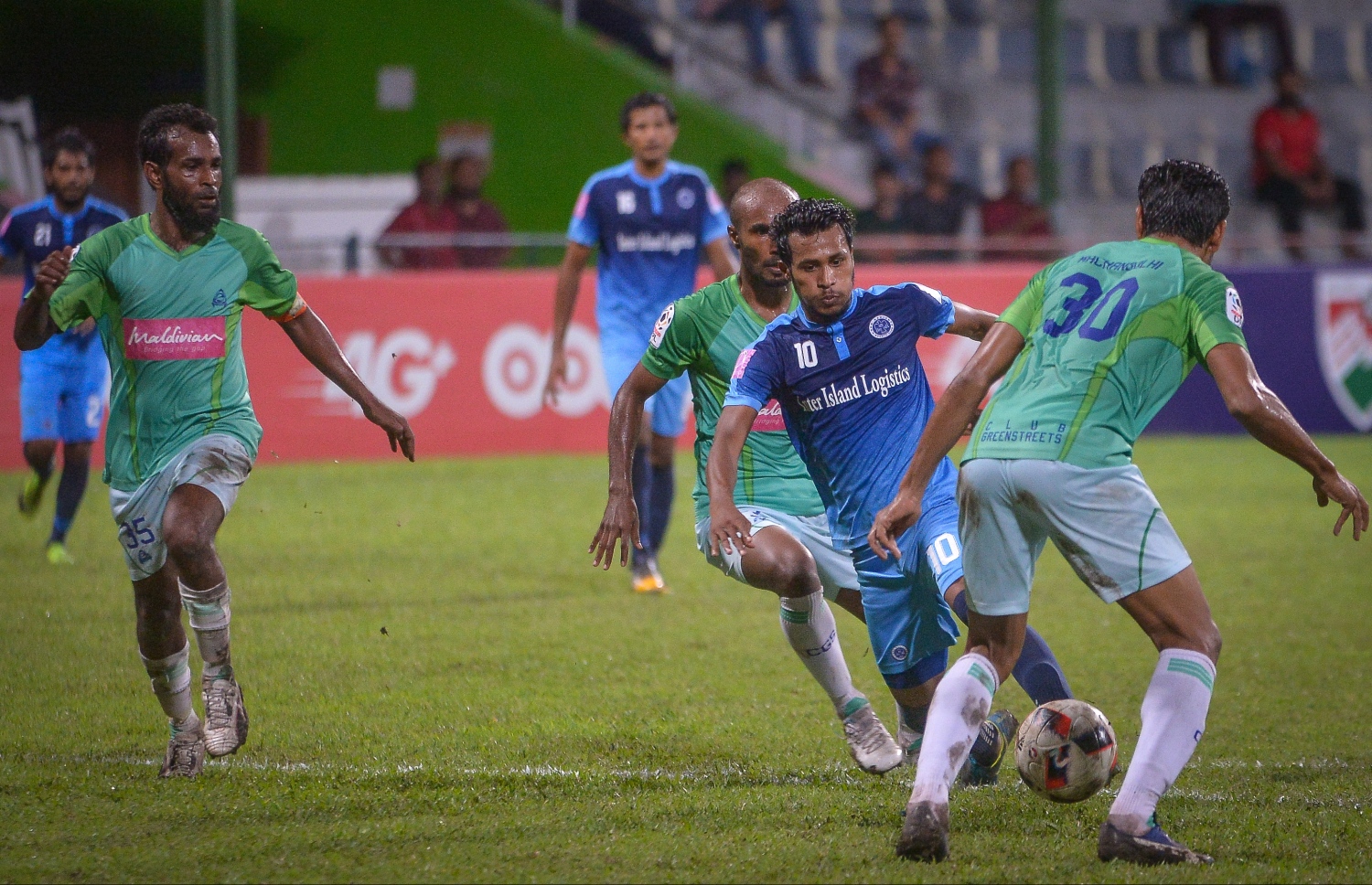 ގްރީން ސްޓްރީޓްސްގެ ދެ ކުޅުންތެރިން ކައިރިން ހަމްޕު ބޯޅަ ހިފައިގެންދަނީ.-- ފޮޓޯ: ނިޝާން އަލީ/ މިހާެރު