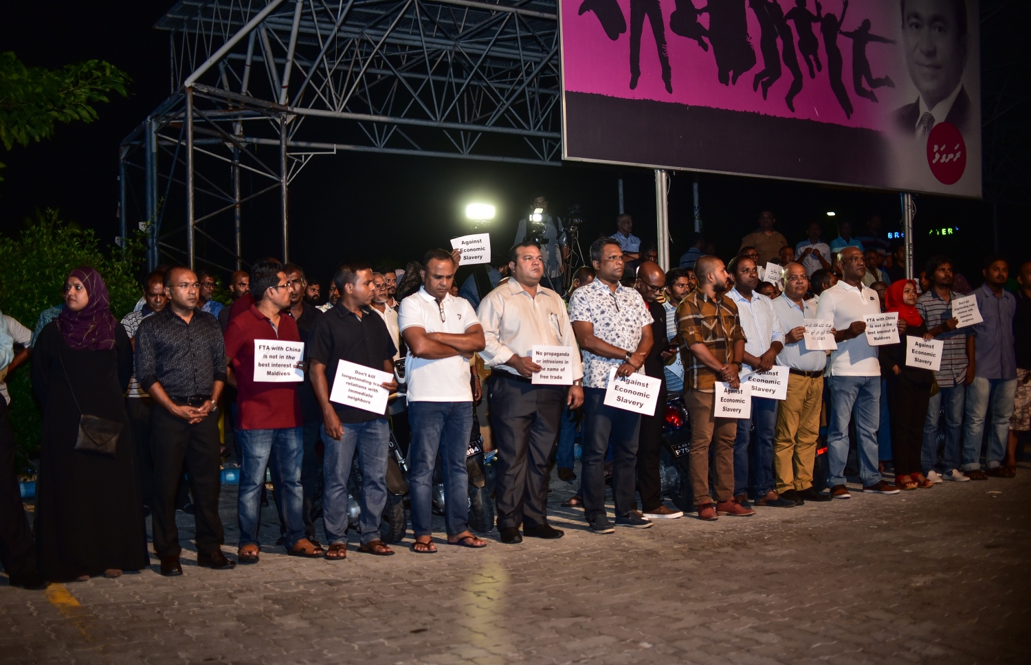 އިދިކޮޅު ހަރަކާތުގެ އިސް މެމްބަރުންތަކެއް ސަރުކާރާ ދެކޮޅަށް މި މަހުގެ ކުރީކޮޅު އަޑުއުފުލަނީ.---ފޮޓޯ/ ހުސެއިން ވަހީދު/މިހާރު