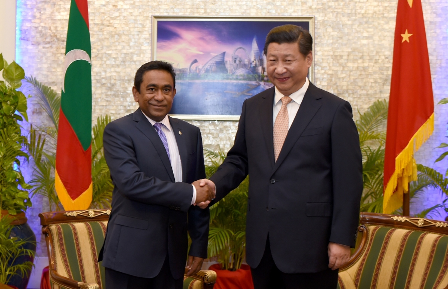 ޗައިނާގެ ރައީސް ޝީ ޗިންޕިން 2014 ގައި ރާއްޖެއަށް ކުރެއްވި ރަސްމީ ދަތުރުފުޅުގައި، ރައީސް ޔާމީންއާ ސަލާމް ކުރައްވަނީ: ރައީސް ޔާމީން ފުރަމާނަ ދަތުރުފުޅެއްގައި މާދަމާ ޗައިނާ އަށް ވަޑައިގަންނަވާނެ.--- ފޮޓޯ: ރައީސް އޮފީސް