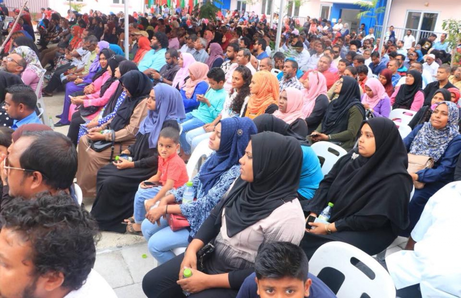 ޗައިނާގެ ސީއެމްއީސީ އިން އެޅި 1500 ހައުސިން ޔުނިޓް ސަރުކާރާ ހަވާލު ކުރުމަށް ހުޅުމާލޭގައި ބޭއްވި ރަސްމިއްޔާތުގައި އާންމުންގެ ބަޔަކު ބައިވެރިވަނީ. - ފޮޓޯ: ހައުސިން މިނިސްޓްރީ