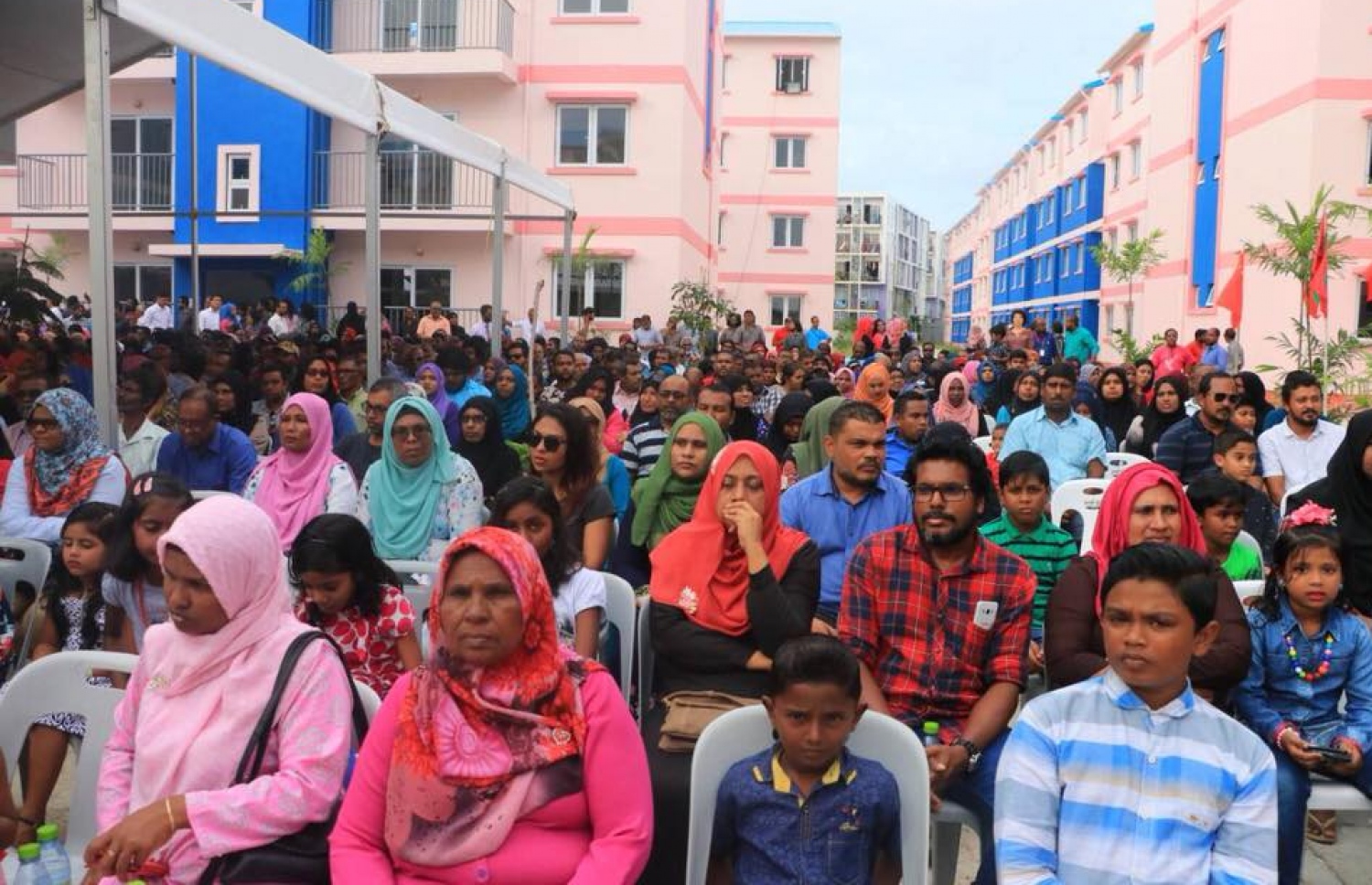 ޗައިނާގެ ސީއެމްއީސީ އިން އެޅި 1500 ހައުސިން ޔުނިޓް ސަރުކާރާ ހަވާލު ކުރުމަށް ހުޅުމާލޭގައި ބޭއްވި ރަސްމިއްޔާތުގައި ދިވެހިންތަކެއް ބައިވެރިވަނީ. - ފޮޓޯ: ހައުސިން މިނިސްޓްރީ