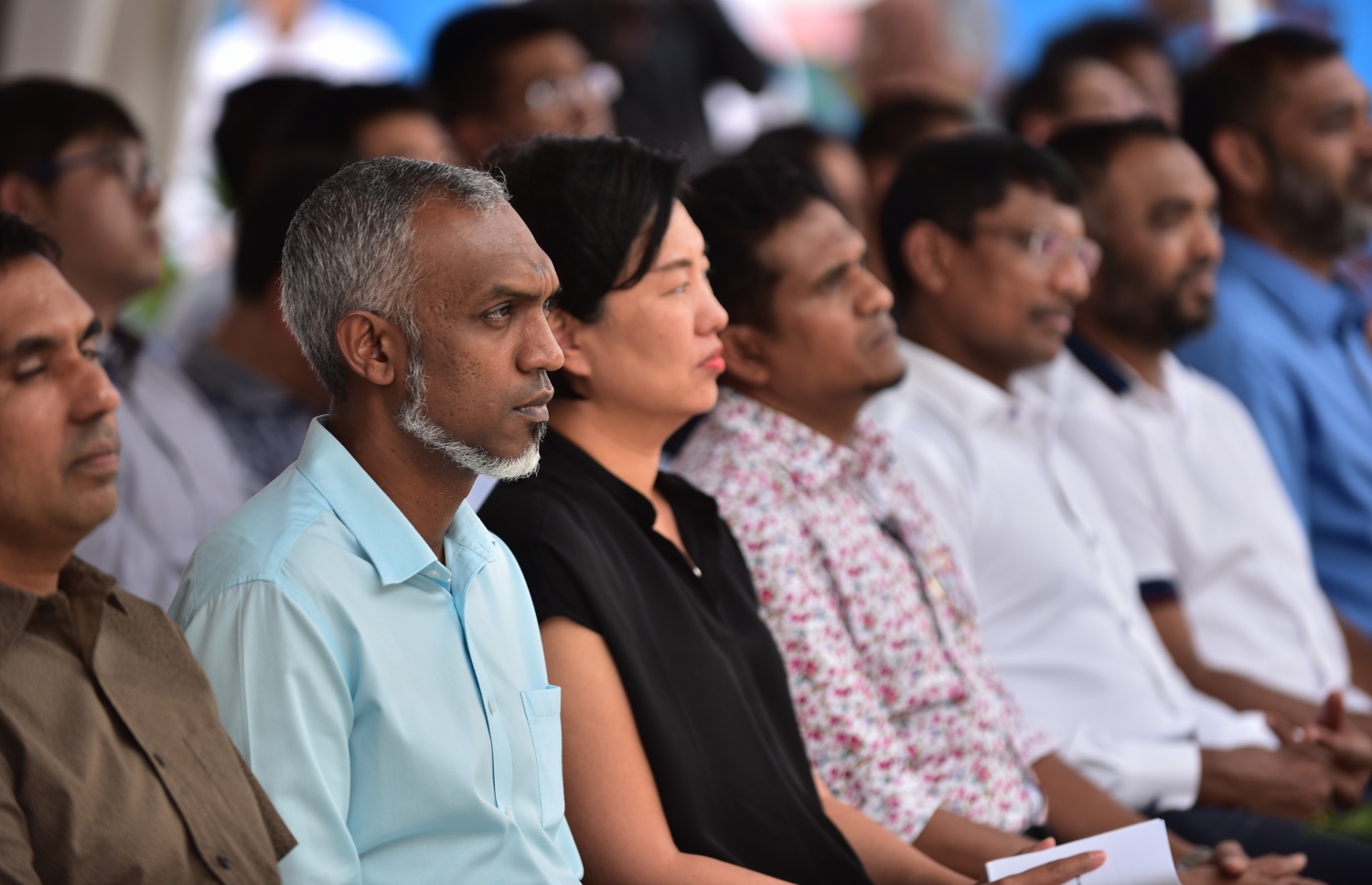 ހުޅުމާލެ: ޑިސެމްބަރު 4، 2017- ޗައިނާ މެޝިނަރީ އިންޖީނިއަރިން ކޯޕަރޭޝަން (ސީއެމްއީސީ) އިން ހުޅުމާލެ އާއި ރާއްޖޭގެ ދެކުނުގެ އަށް ރަށެއްގައި އިމާރާތްކުރި 1،500 ހައުސިން ޔުނިޓް ދިވެހި ސަރުކާރާ ހަވާލުކުރުމަށް ބޭއްވި ރަސްމިއްޔާތުގައި ބައިވެރިވެވަޑައިގެންނެވި ބައެއް ވަޒީރުންނާއި ސީއެމްއީސީގެ އޮފިޝަލެއް.---ފޮޓޯ: ހުސެއިން ވަހީދު/މިހާރު