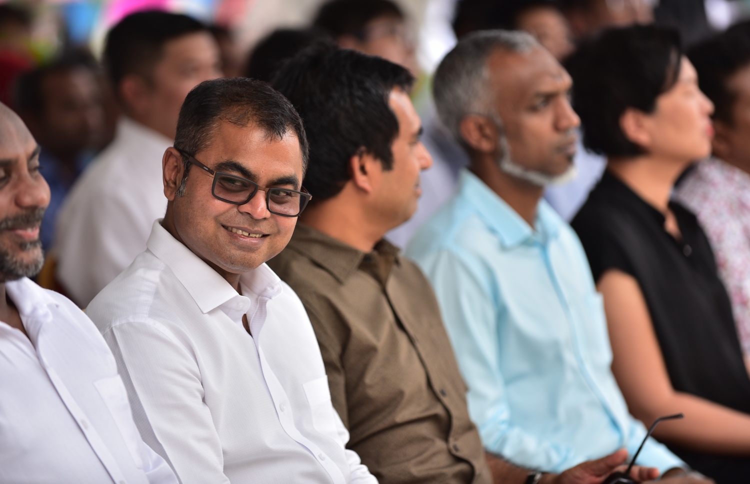 ހުޅުމާލެ: ޑިސެމްބަރު 4، 2017- ޗައިނާ މެޝިނަރީ އިންޖީނިއަރިން ކޯޕަރޭޝަން (ސީއެމްއީސީ) އިން ހުޅުމާލެ އާއި ރާއްޖޭގެ ދެކުނުގެ އަށް ރަށެއްގައި އިމާރާތްކުރި 1،500 ހައުސިން ޔުނިޓް ދިވެހި ސަރުކާރާ ހަވާލުކުރުމަށް ބޭއްވި ރަސްމިއްޔާތުގައި ބައިވެރިވެވަޑައިގެންނެވި ބައެއް ވަޒީރުން.---ފޮޓޯ: ހުސެއިން ވަހީދު/މިހާރު