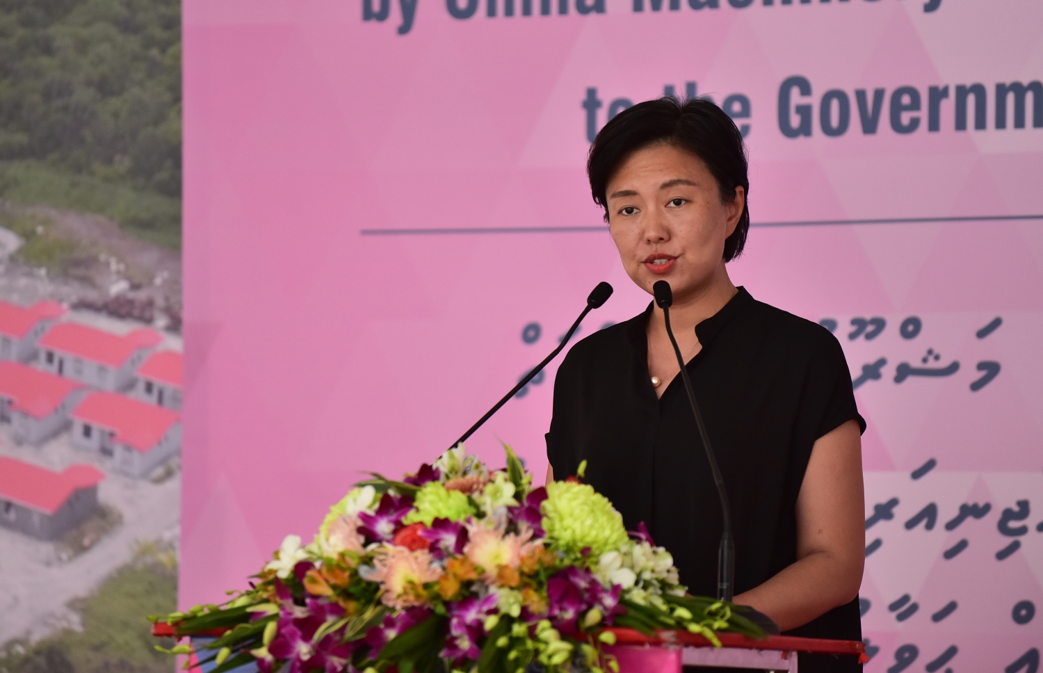 ހުޅުމާލެ: ޑިސެމްބަރު 4، 2017- ޗައިނާ މެޝިނަރީ އިންޖީނިއަރިން ކޯޕަރޭޝަން (ސީއެމްއީސީ) އިން ހުޅުމާލެ އާއި ރާއްޖޭގެ ދެކުނުގެ އަށް ރަށެއްގައި އިމާރާތްކުރި 1،500 ހައުސިން ޔުނިޓް ދިވެހި ސަރުކާރާ ހަވާލުކުރުމަށް ބޭއްވި ރަސްމިއްޔާތުގައި ޗައިނާގެ ޕޮލިޓިކަލް ކައުންސިލަރު ޔަންގް ޔިން ވާހަކަ ދައްކަވަނީ.---ފޮޓޯ: ހުސެއިން ވަހީދު/މިހާރު