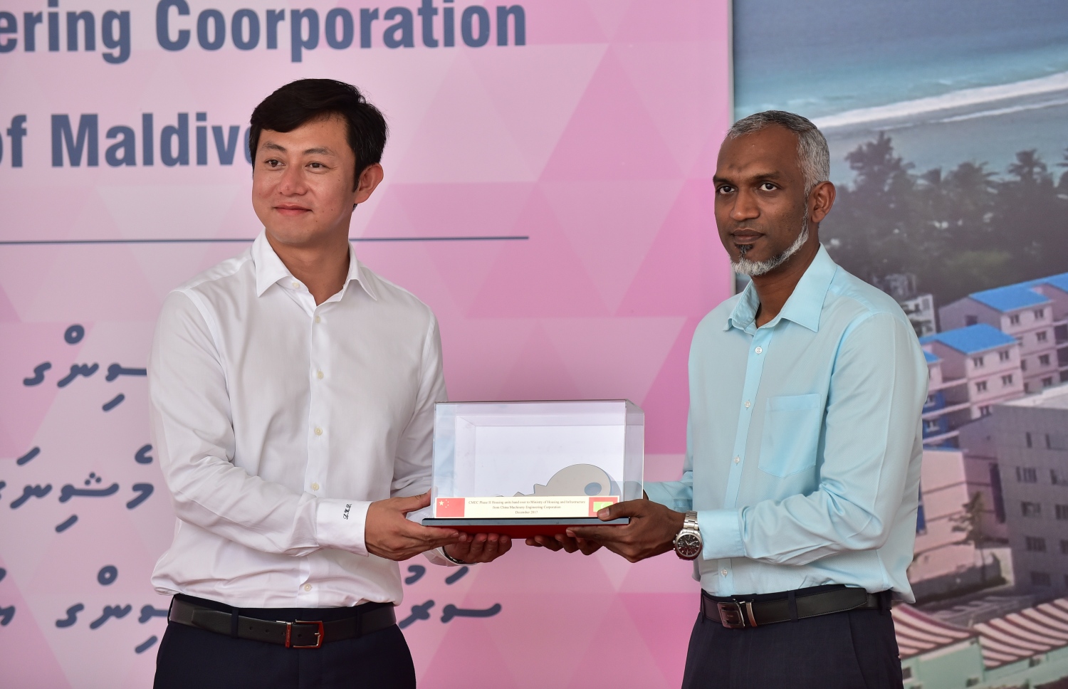 ހުޅުމާލެ: ޑިސެމްބަރު 4، 2017- ޗައިނާ މެޝިނަރީ އިންޖީނިއަރިން ކޯޕަރޭޝަން (ސީއެމްއީސީ) އިން ހުޅުމާލެ އާއި ރާއްޖޭގެ ދެކުނުގެ އަށް ރަށެއްގައި އެޅި 1500 ހައުސިން ޔުނިޓް ދިވެހި ސަރުކާރާ ހަވާލު ކުރުމަށް ބޭއްވި ރަސްމިއްޔާތުގައި މިނިސްޓަރު މުއިއްޒު ހައުސިން ޔުނިޓްތަކާ ހަވާލުވެވަޑައިގަންނަވަނީ.---ފޮޓޯ: ހުސެއިން ވަހީދު/މިހާރު