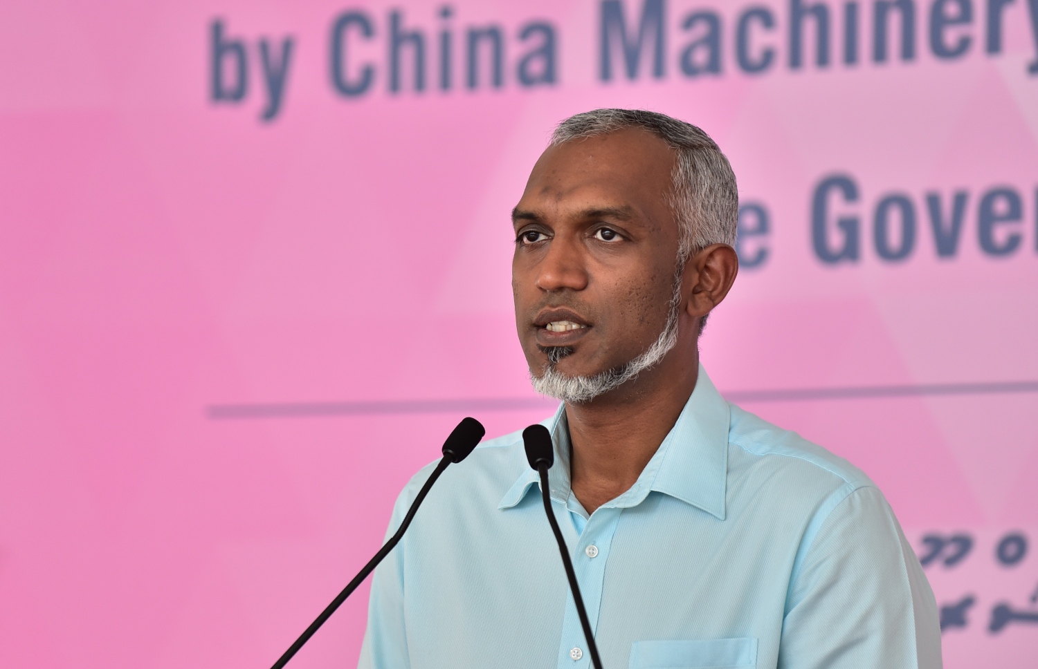 ހުޅުމާލެ: ޑިސެމްބަރު 4، 2017- ޗައިނާ މެޝިނަރީ އިންޖީނިއަރިން ކޯޕަރޭޝަން (ސީއެމްއީސީ) އިން ހުޅުމާލެ އާއި ރާއްޖޭގެ ދެކުނުގެ އަށް ރަށެއްގައި އިމާރާތްކުރި 1،500 ހައުސިން ޔުނިޓް ދިވެހި ސަރުކާރާ ހަވާލުކުރުމަށް ބޭއްވި ރަސްމިއްޔާތުގައި ހައުސިން މިނިސްޓަރު މުއިއްޒު ވާހަކަ ދައްކަވަނީ.---ފޮޓޯ: ހުސެއިން ވަހީދު/މިހާރު