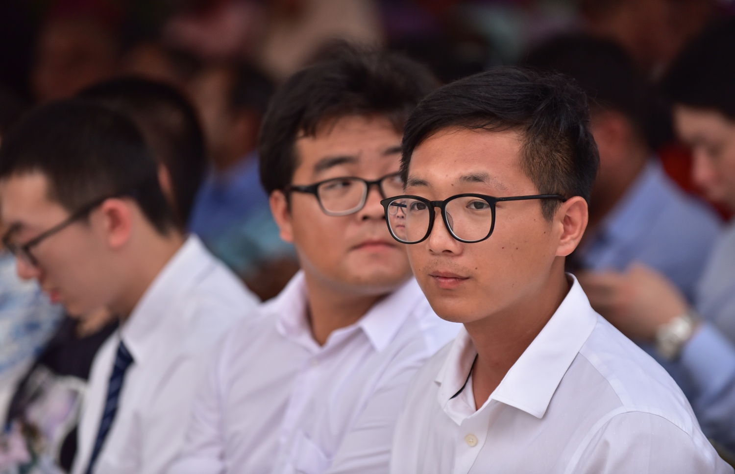 ހުޅުމާލެ: ޑިސެމްބަރު 4، 2017- ޗައިނާ މެޝިނަރީ އިންޖީނިއަރިން ކޯޕަރޭޝަން (ސީއެމްއީސީ) އިން ހުޅުމާލެ އާއި ރާއްޖޭގެ ދެކުނުގެ އަށް ރަށެއްގައި އިމާރާތްކުރި 1،500 ހައުސިން ޔުނިޓް ދިވެހި ސަރުކާރާ ހަވާލުކުރުމަށް ބޭއްވި ރަސްމިއްޔާތުގައި ބައިވެރިވި، އެ ކުންފުނީގެ ބައެއް އޮފިޝަލުން.---ފޮޓޯ: ހުސެއިން ވަހީދު/މިހާރު